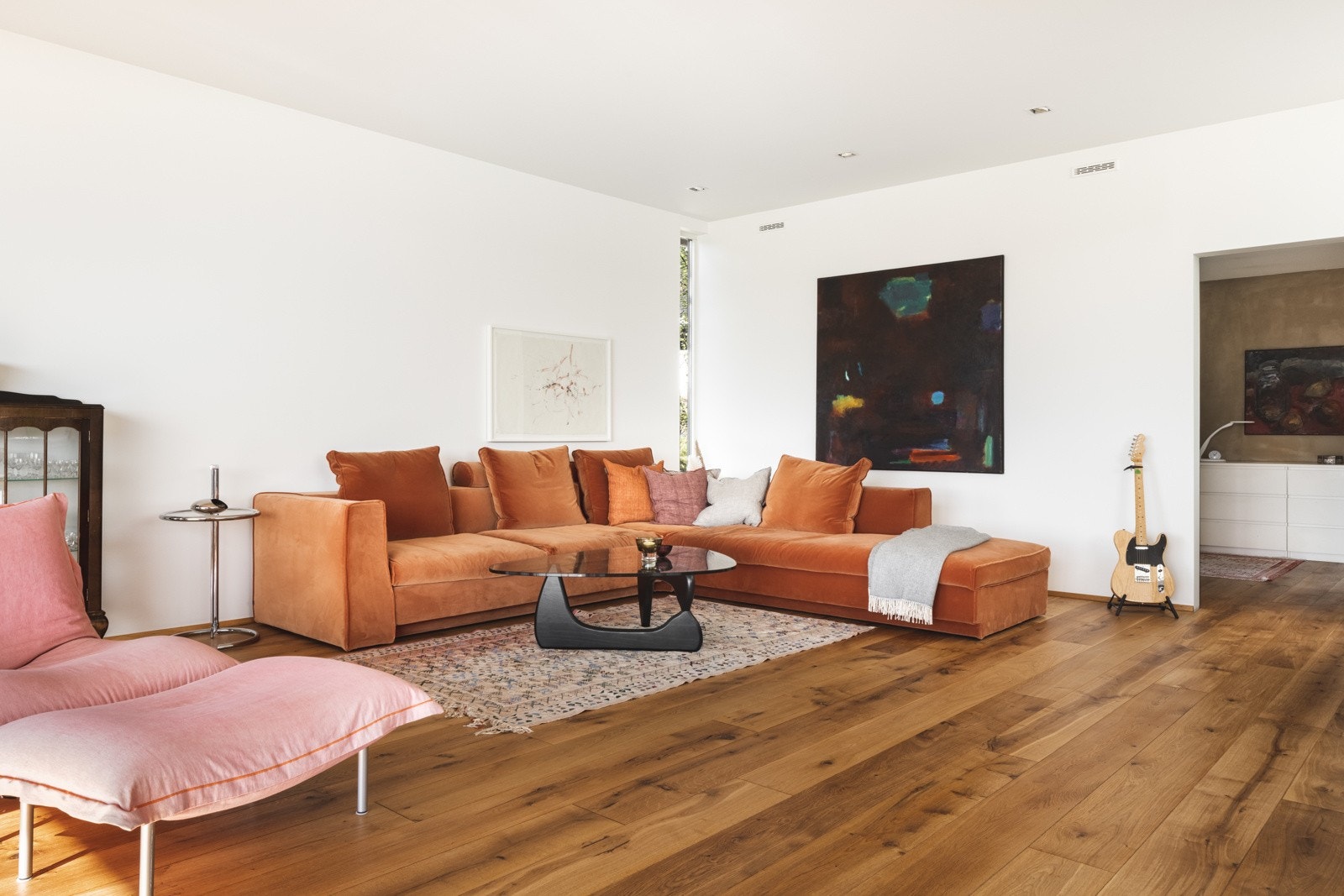 Stuen får et ekstra luftig preg med sine 2.7 meters takhøyde | Heltre eikegulv i 2. etasje er nylig slipt og oljet Galleribilde