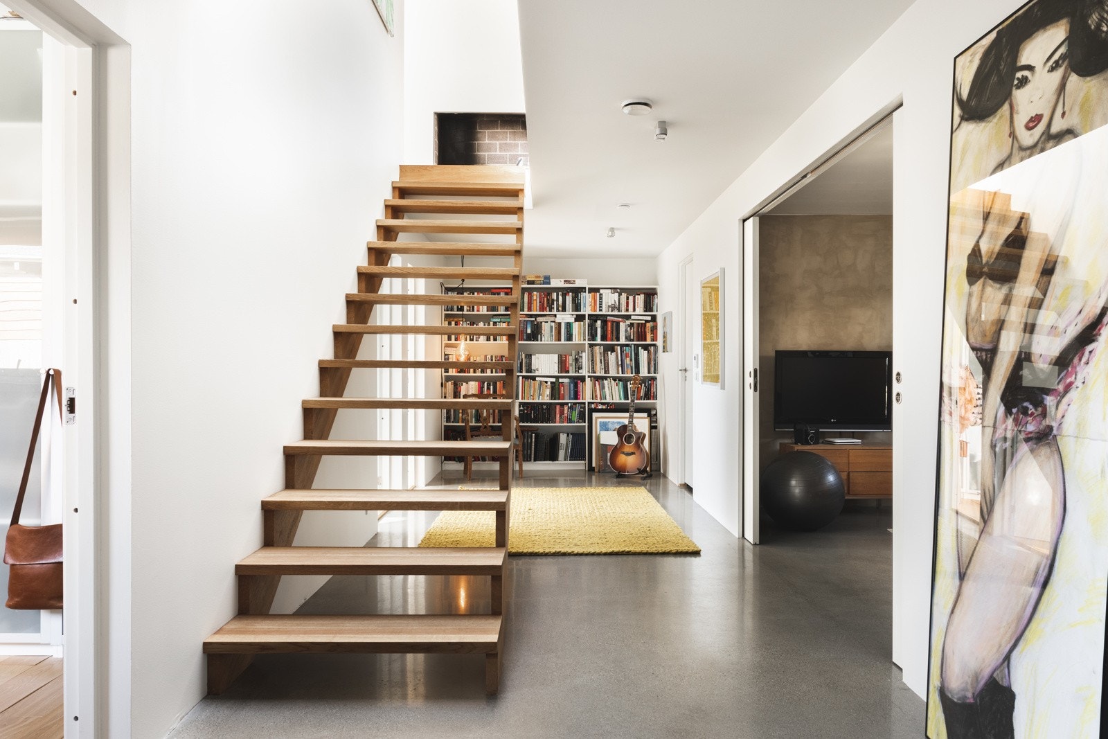 Det er vannbåren gulvvarme i begge etasjene | Areal i enden av hallen med plass til hjemmekontor / lesekrok Galleribilde