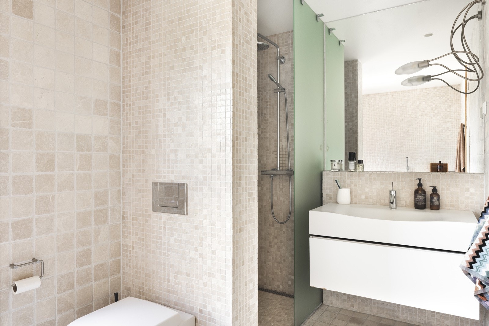 Badet i 2. etasje har marmorfliser og Italiensk innredning fra Cerasa Galleribilde