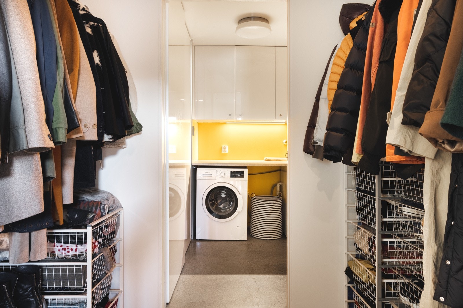 Ved husets inngangsparti er det tilkomst til garderoberom og videre til vaskerommet Galleribilde