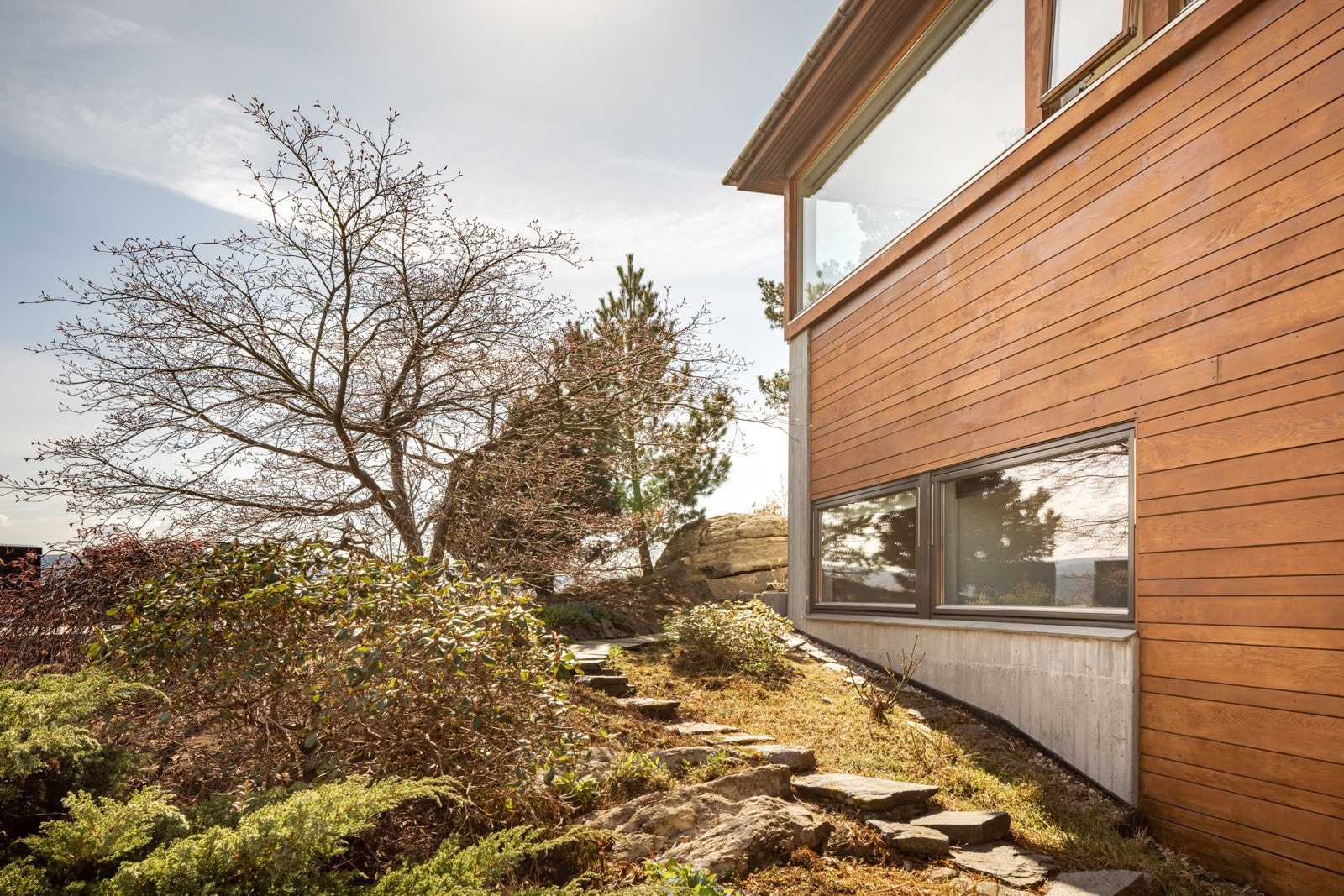 Fasade med store vindusflater og kledning utført i Kanadisk Sedertre i tre dimensjoner Galleribilde