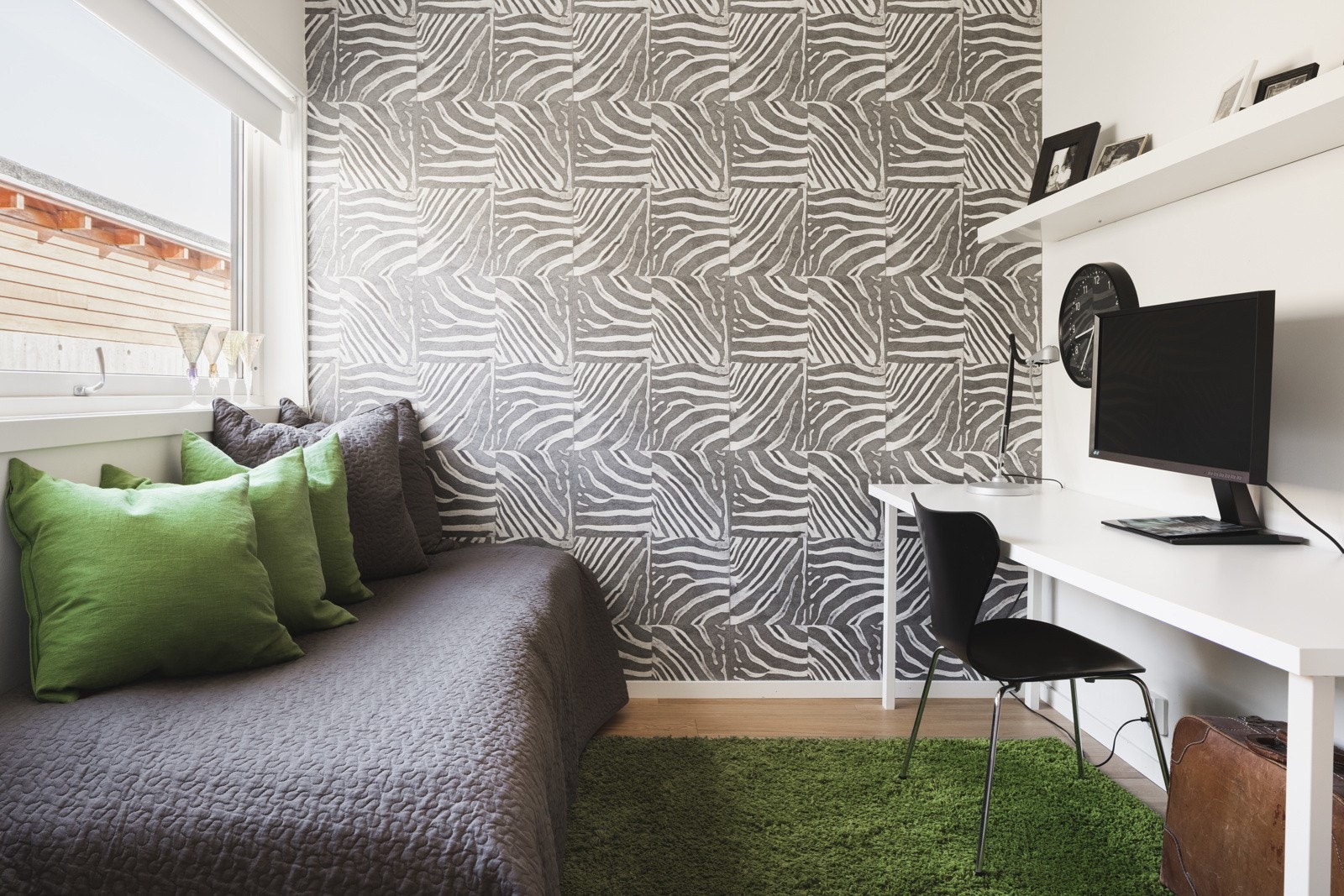 De fleste gulv i 1. etasje er utført i polert betong | Det er eikeparkett på soverommene. Galleribilde