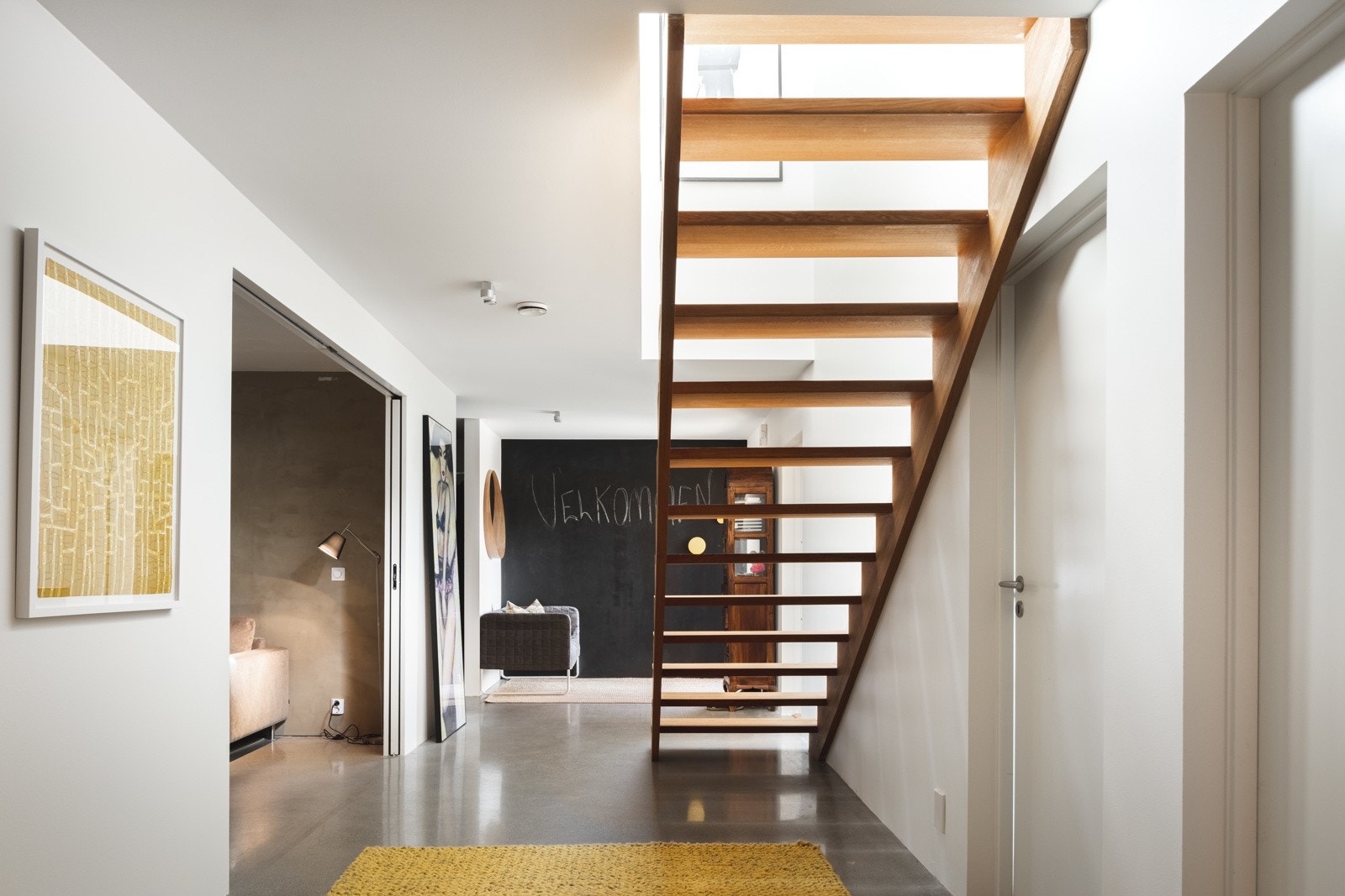 Velkommen inn | Stor og luftig hall Galleribilde