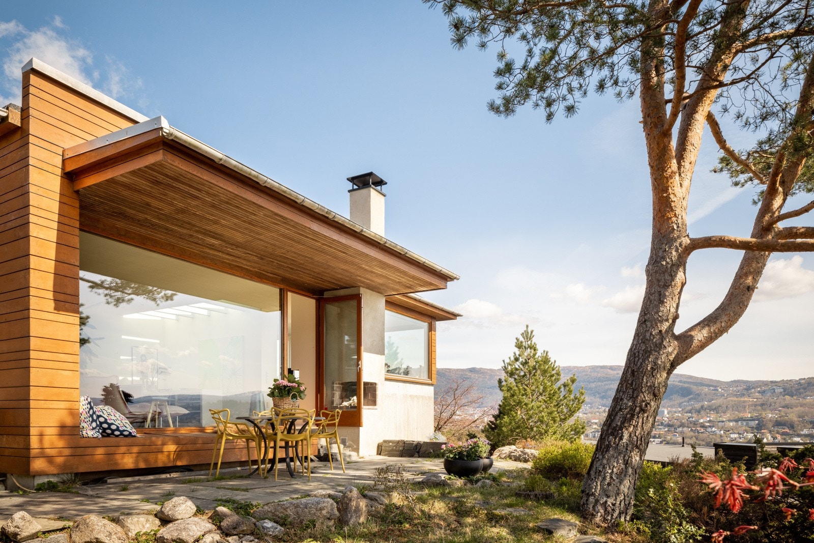 Usjenert uteareal, praktfull utsikt og meget solrikt Galleribilde