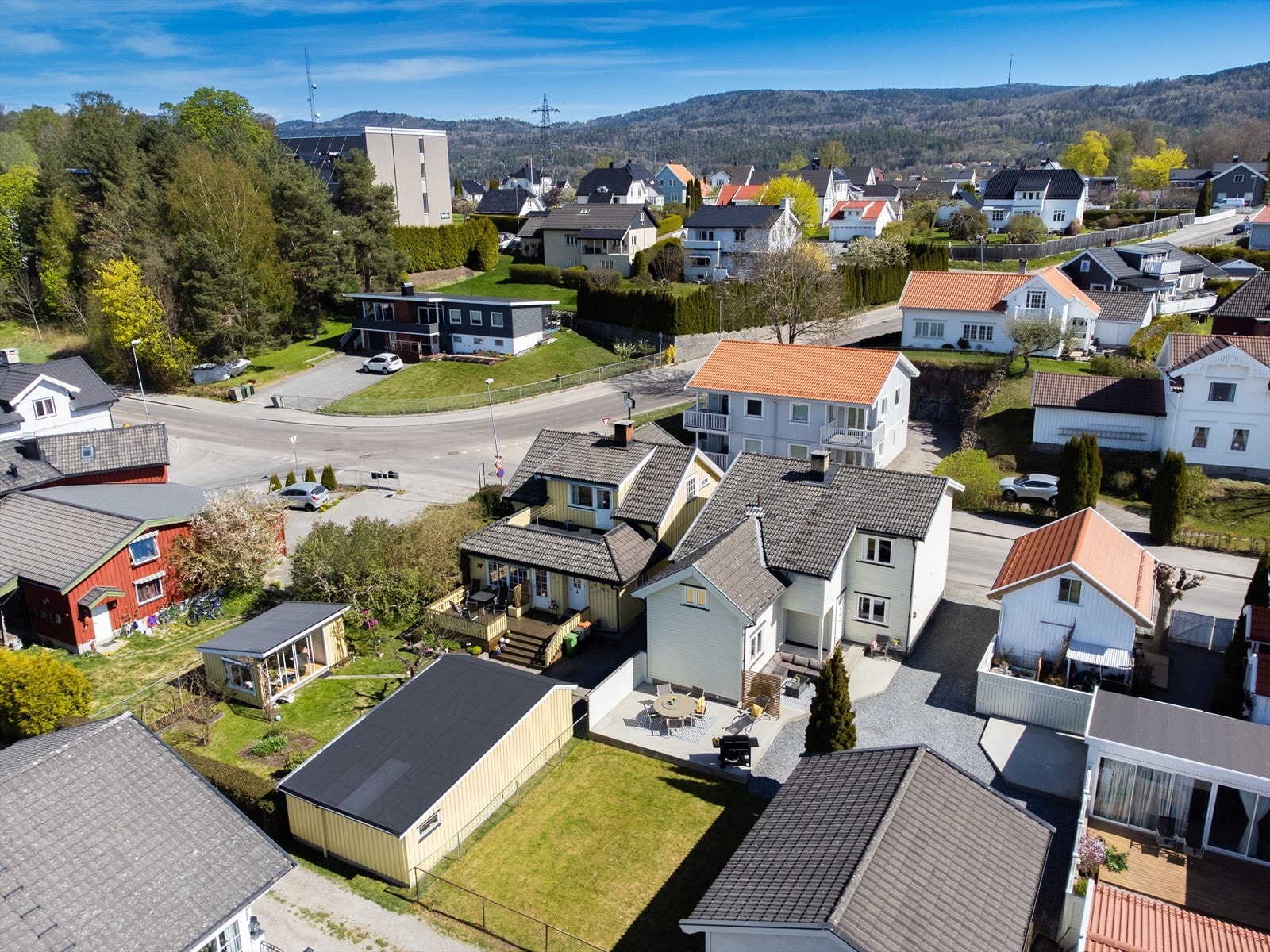 Sentrum nås raskt via Kamperhauggata eller Ibsentrappa, hvor flere trinn er prydet med kjente sitat fra Ibsens "Peer Gynt". Bussforbindelser i nærområdet, eller fra Landmannstorget i sentrum med hyppige avganger Galleribilde
