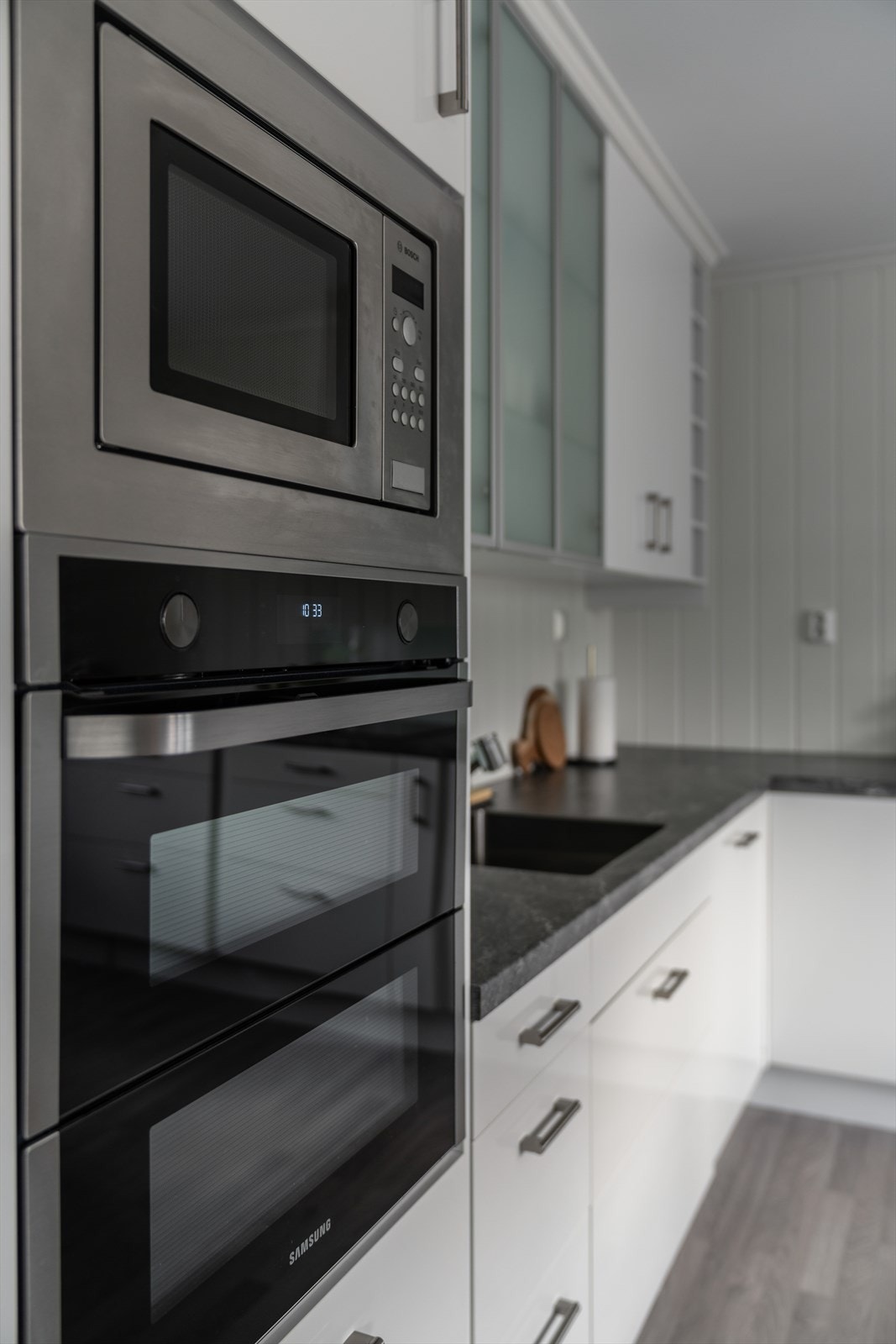 Flott kjøkken fra 2015 med integrerte hvitevarer Galleribilde