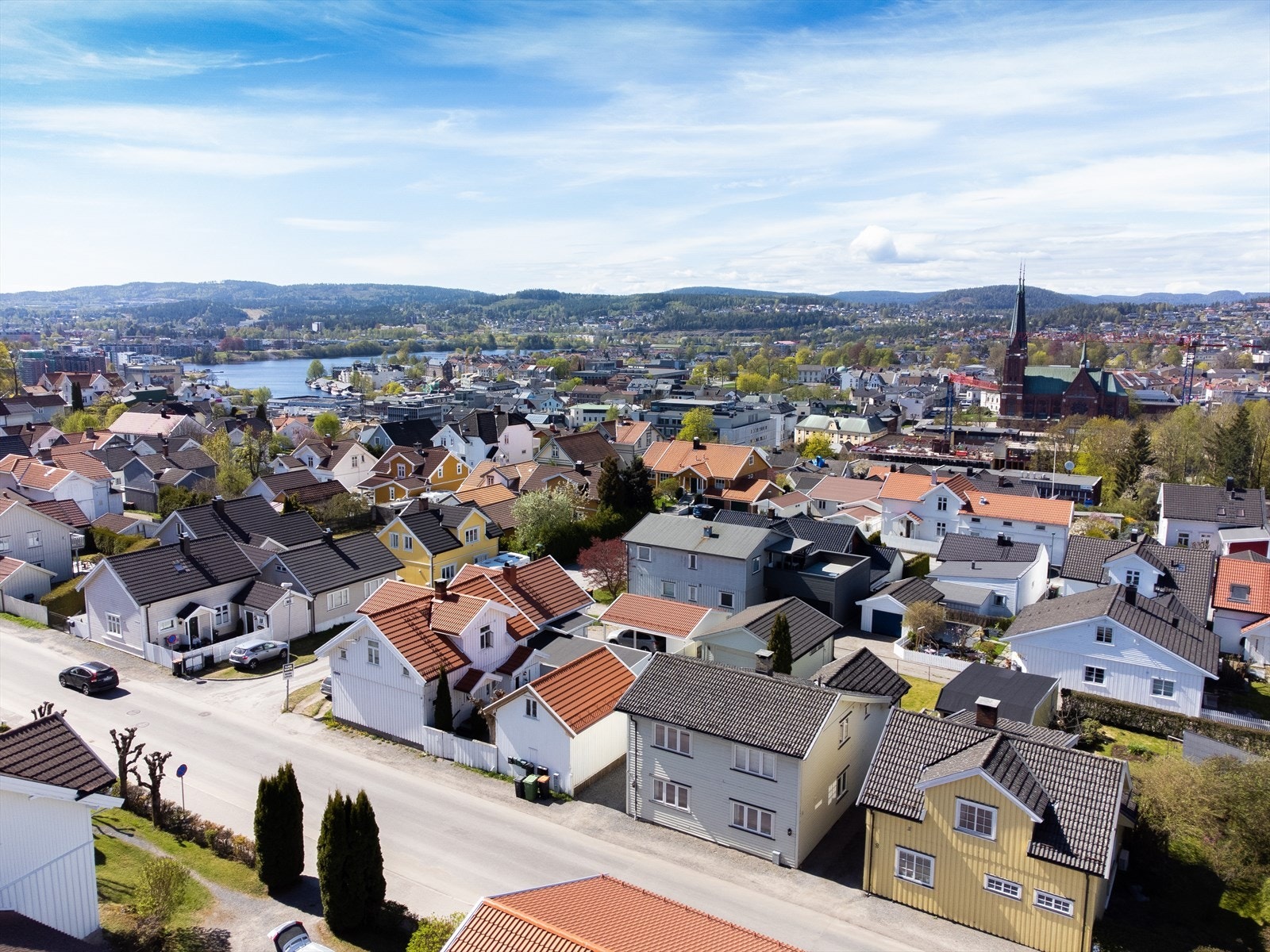 Området er sentrumsnært, med gangavstand til Skiens trivelige sentrumsgater som kan tilby kjøpesenter og butikker, kafeer og restauranter, kultur- og uteliv Galleribilde