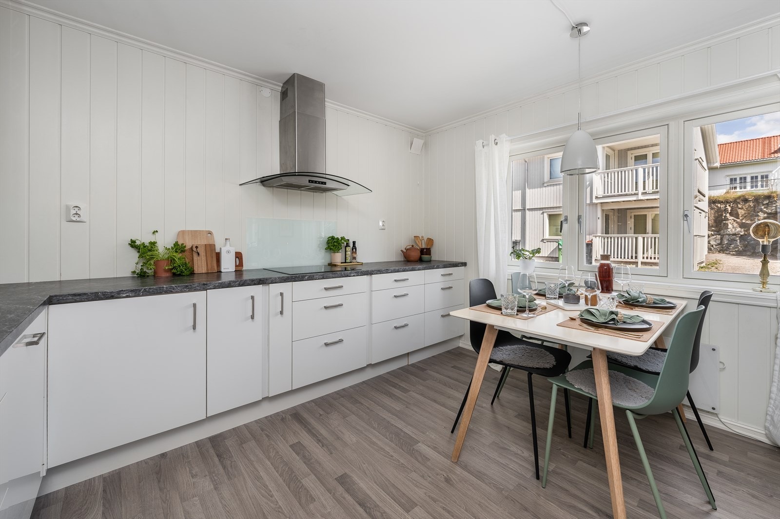 Kjøkkenet er utstyrt med kjøl/frys, oppvaskmaskin, komfyr, micro og platetopp. Ventilator med avtrekk ut Galleribilde