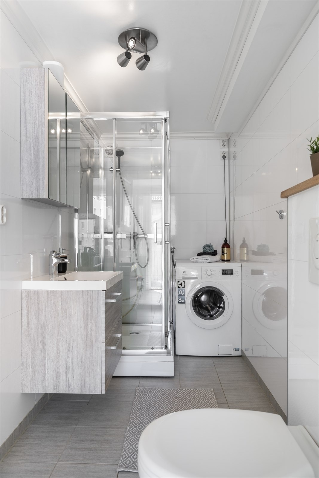 Badet har flislagt gulv med varmekabler, våtroms plater på vegg og slett malt innvendig tak Galleribilde