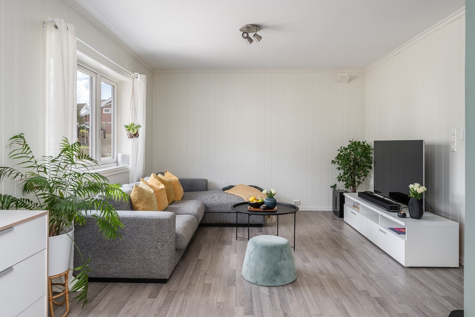 Leiligheten har hovedsakelig laminat på gulv, malte MDF plater på vegger og malte plater i tak Galleribilde