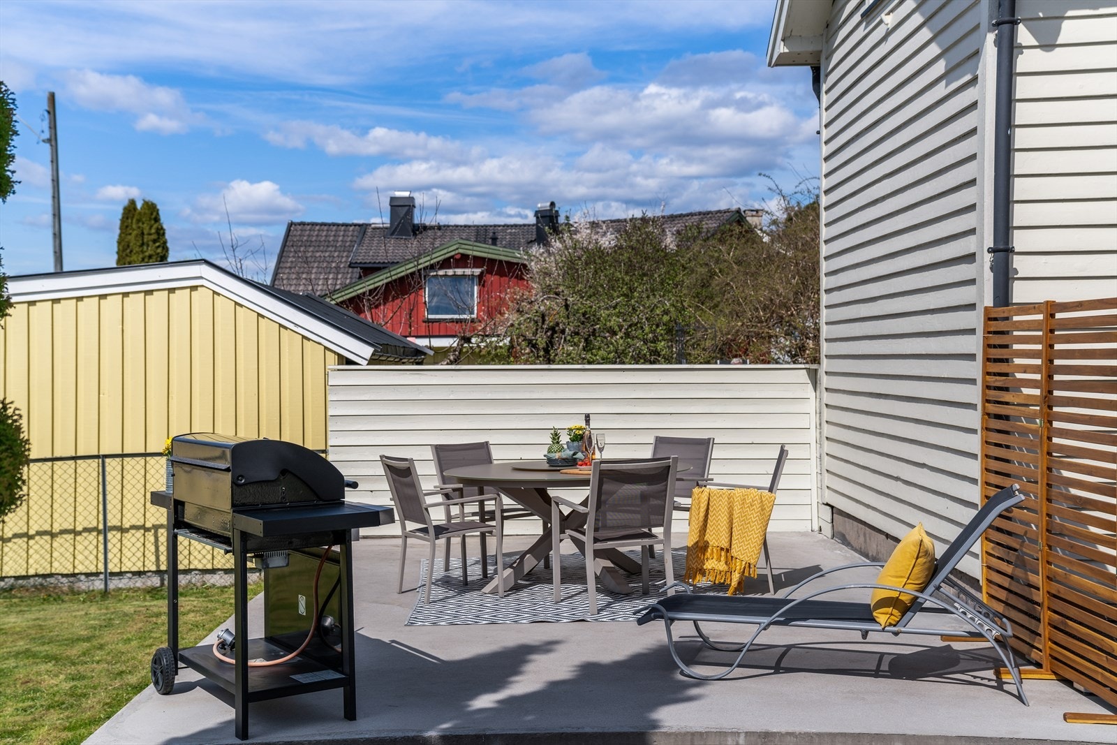 Hyggelig, vestvendt platting mot felles hage tilhører denne leiligheten Galleribilde