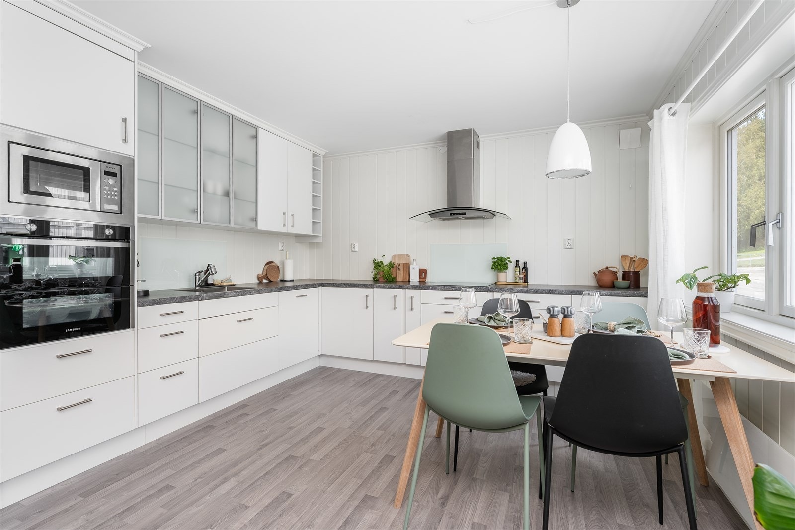 Det er delvis åpen løsning mot kjøkken Galleribilde