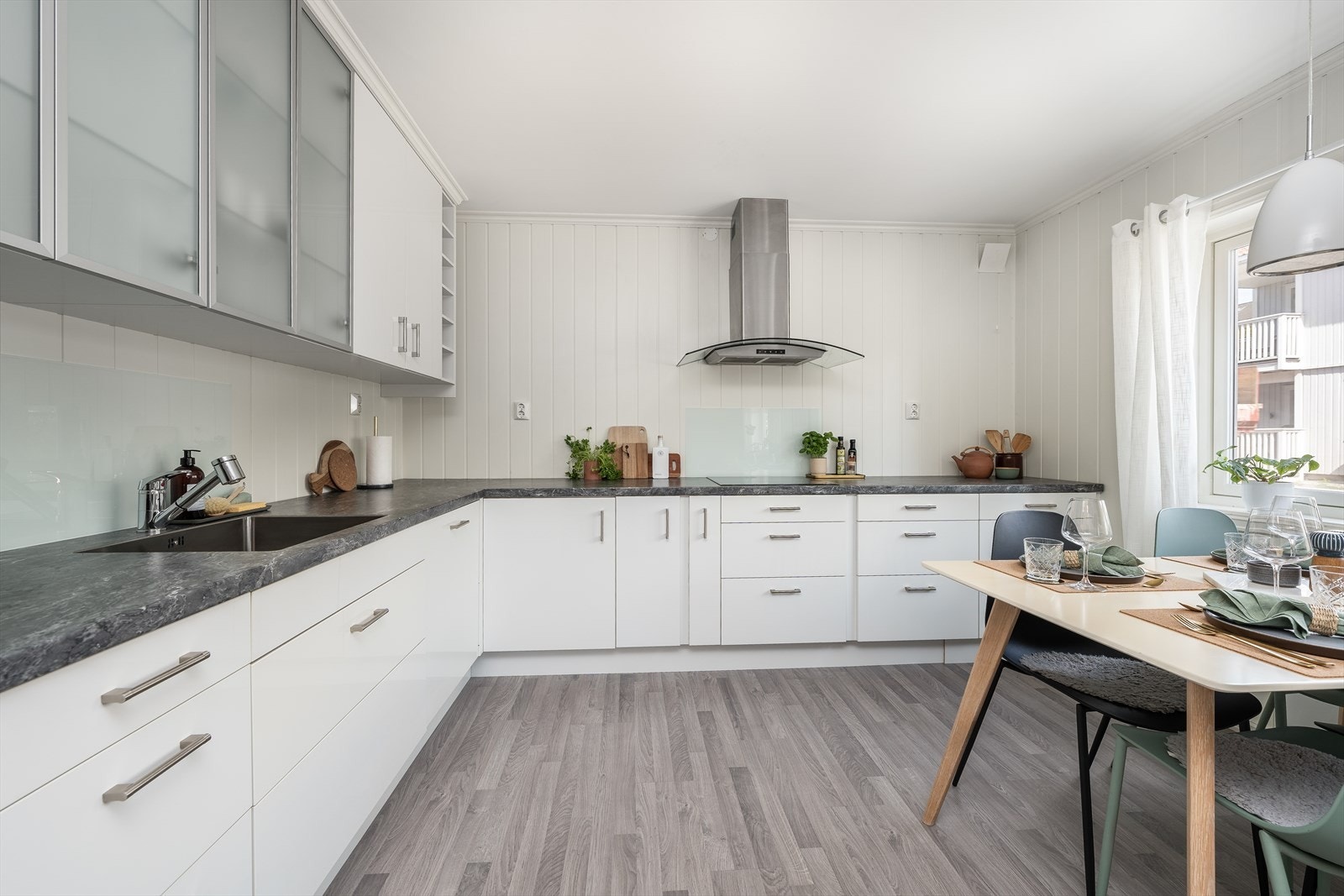 Det er god skap- og benkeplass Galleribilde