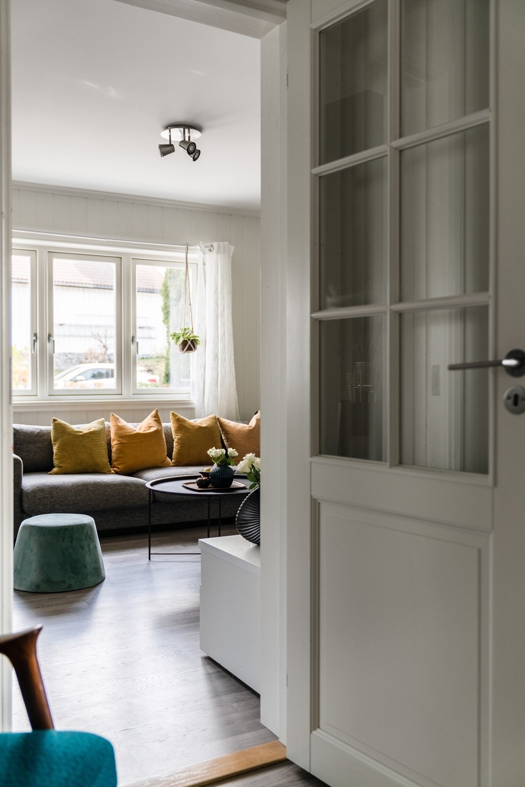 Boligen fremstår som en lys og fin del av horisontaldelt tomannsbolig, beliggende i 1. etasje Galleribilde