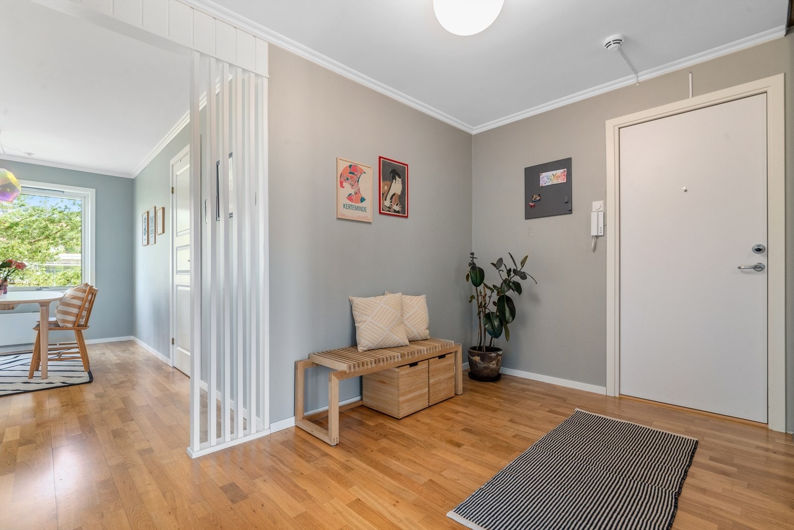 Leiligheten er beliggende høyt og fritt i 4. etasje. Det medfølger en bod i leilighetens trappeoppgang samt en bod i kjelleren. Galleribilde