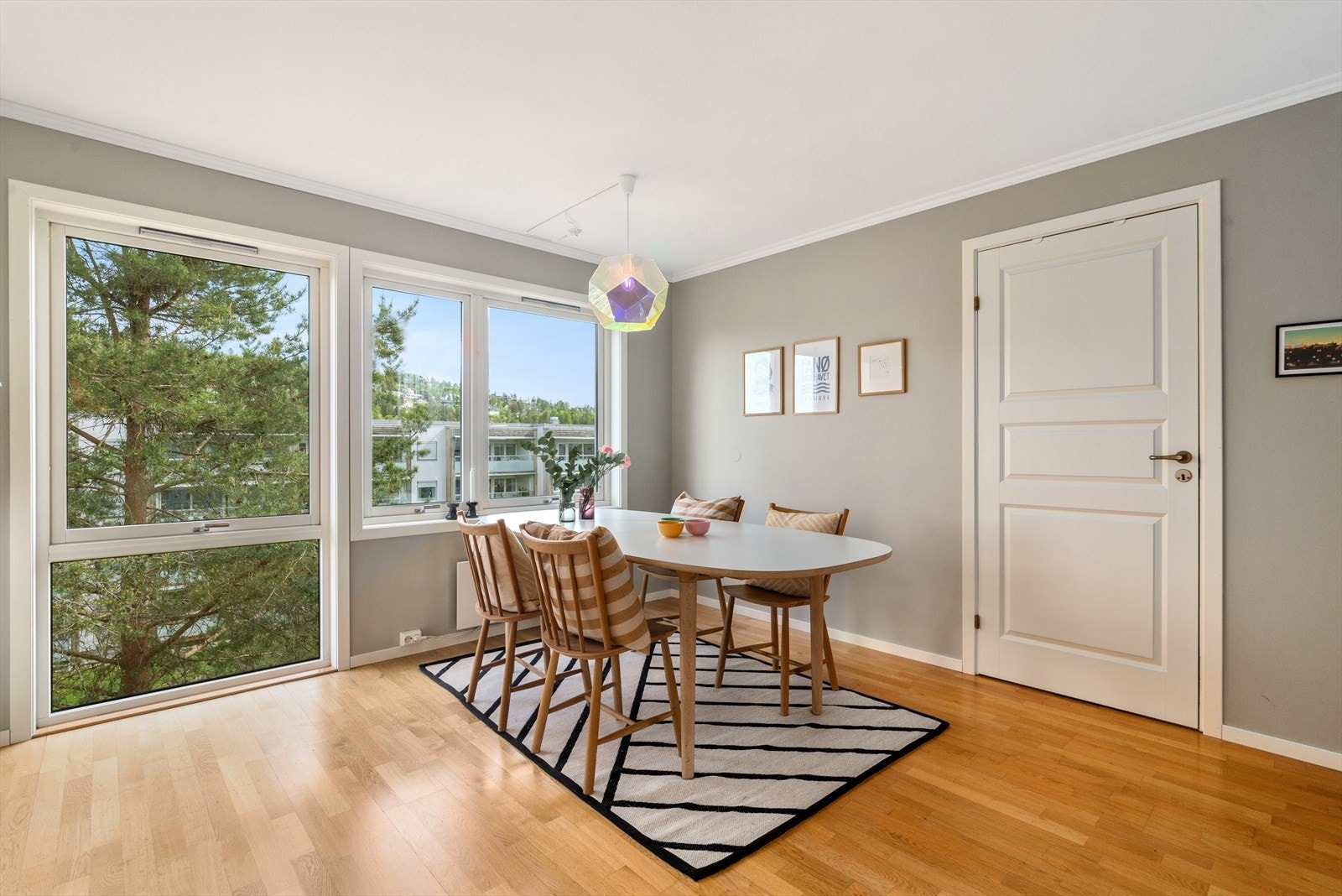 Rundt spisebordet kan familien samles for et hjemmelaget måltid. Galleribilde