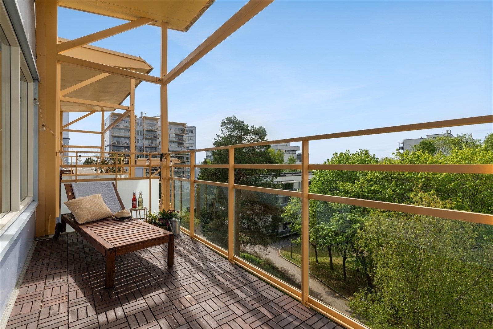 Fra stuen er det adkomst til en sydvestvendt balkong med gode solforhold. Galleribilde