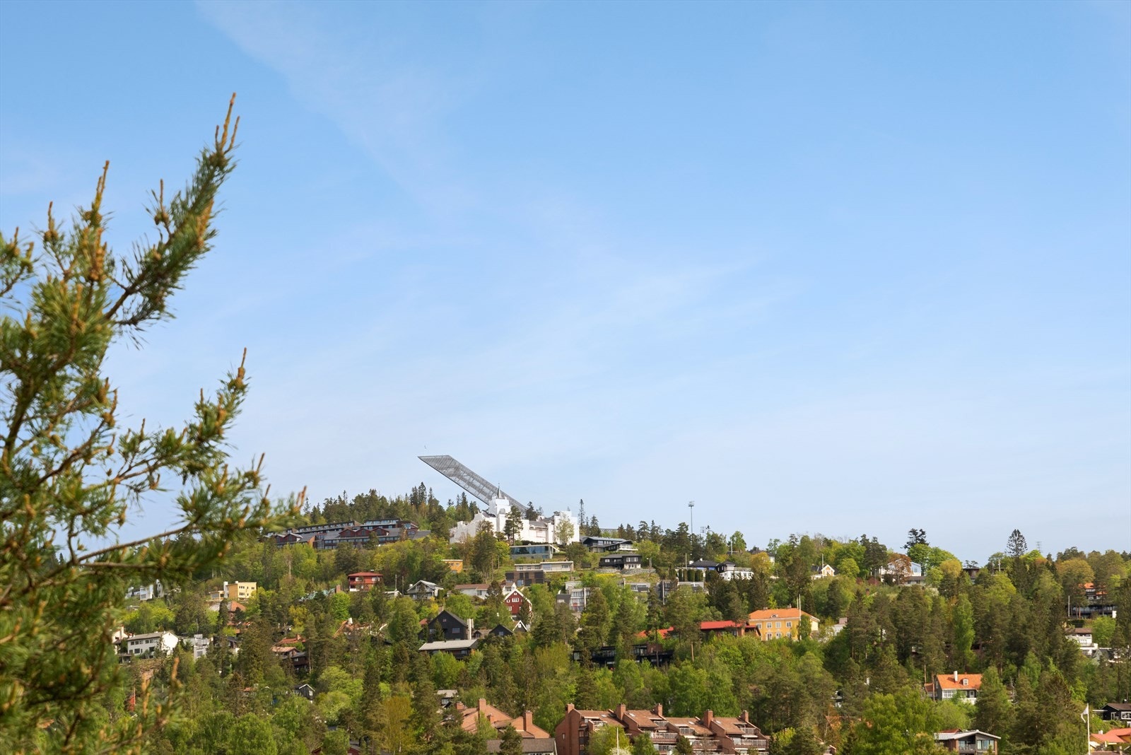 Fra soverommet er det fantastisk utsikt mot Holmenkollen. Galleribilde