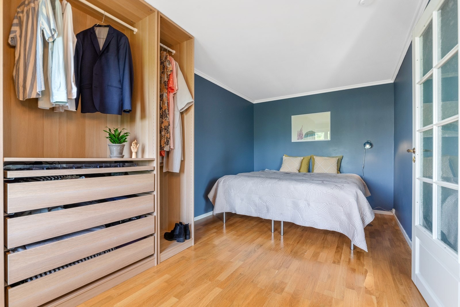 Fra stuen er det adkomst til boligens hovedsoverom. Hovedsoverommet er luftig med plass til en dobbeltseng og tilhørende møblement. Galleribilde