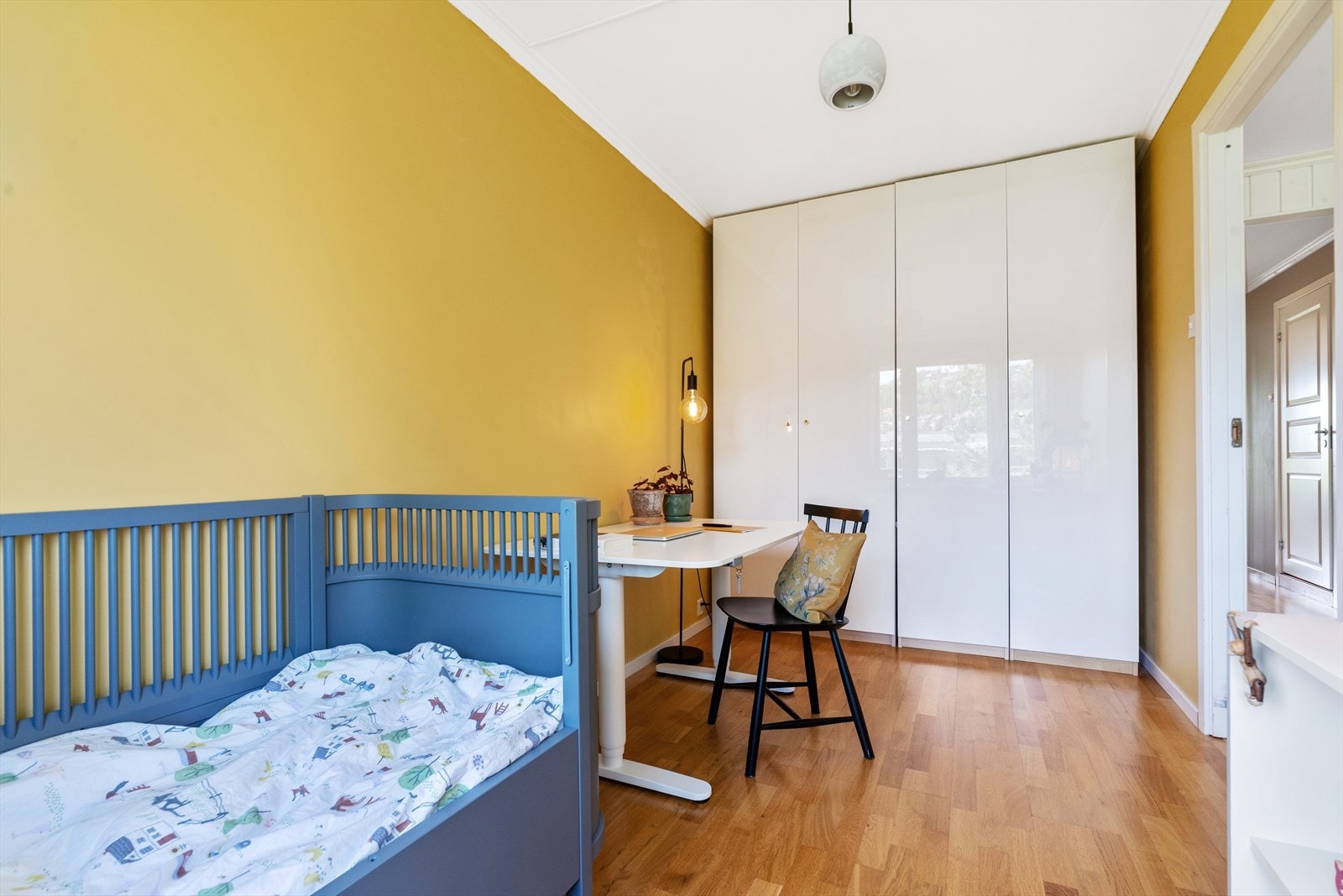 Det er adkomst til boligens andre soverom fra kjøkkenet. Galleribilde