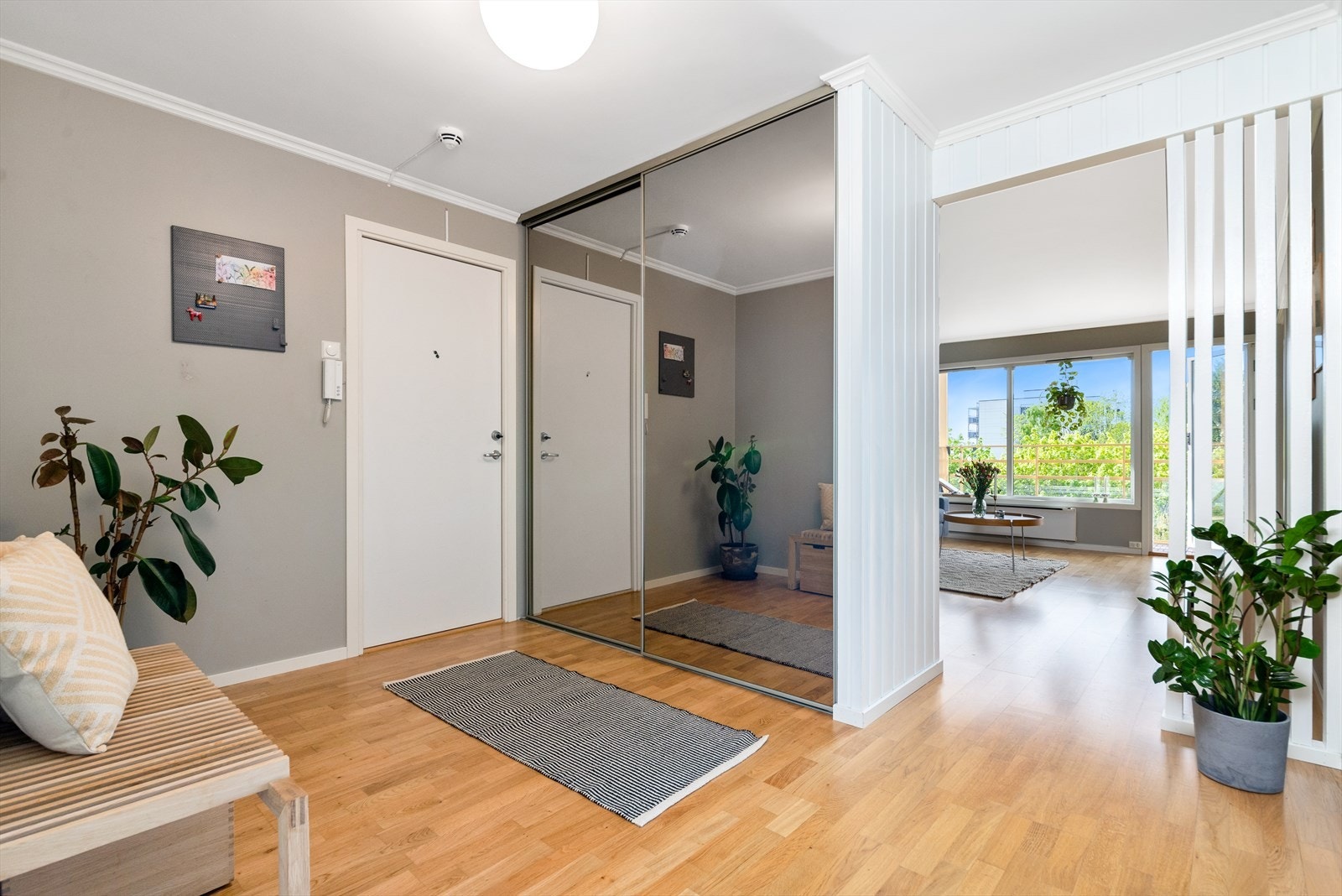 Boligens entré gir et godt førsteinntrykk og egner seg ypperlig til å ta imot middagsgjester. Her er det en speilbelagt skyvedørsgarderobe som egner seg ypperlig for oppbevaring. Galleribilde