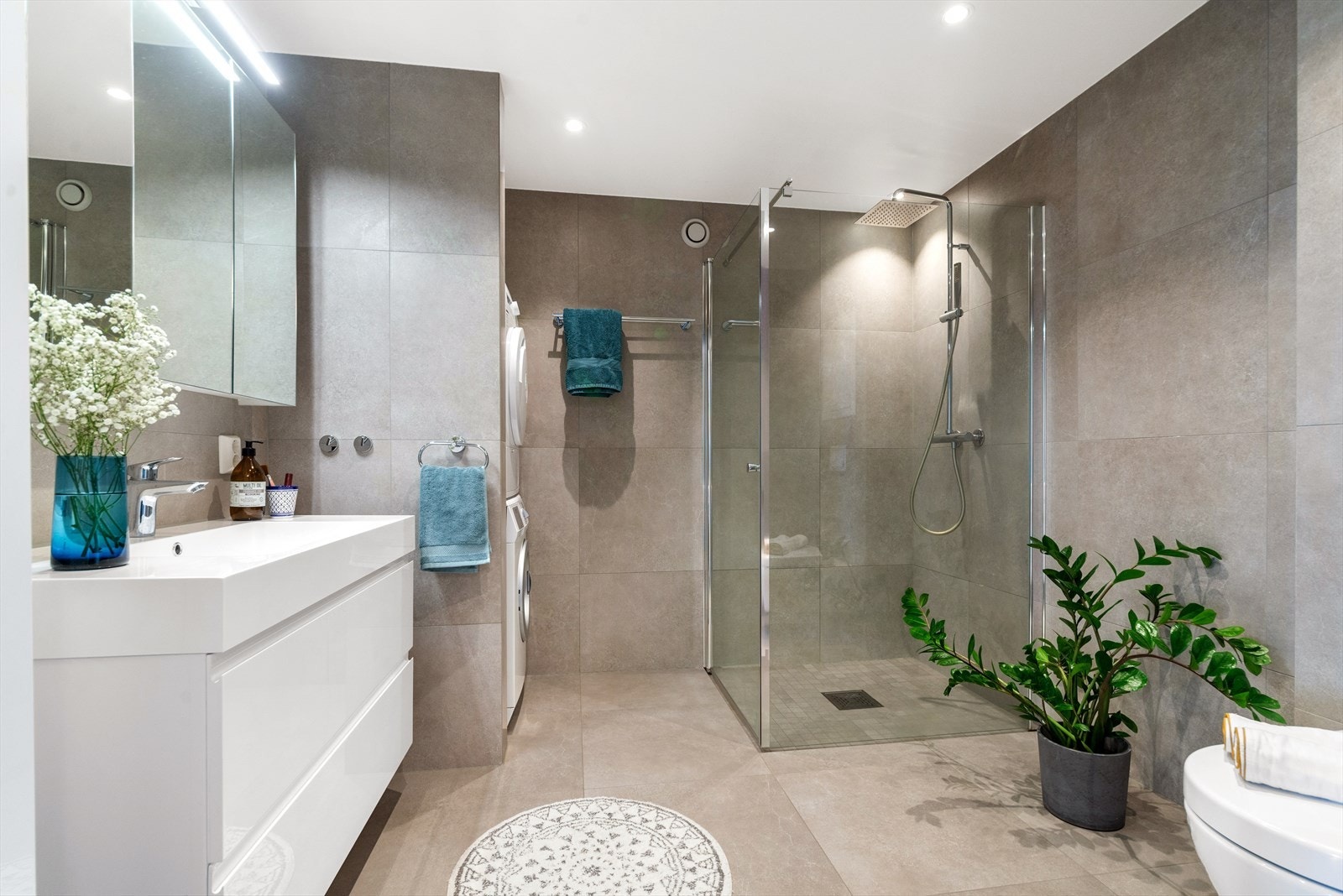 Boligens baderom er rehabilitert i 2017 og fremstår som delikat med grå fliser, varmekabler og downlights. Galleribilde