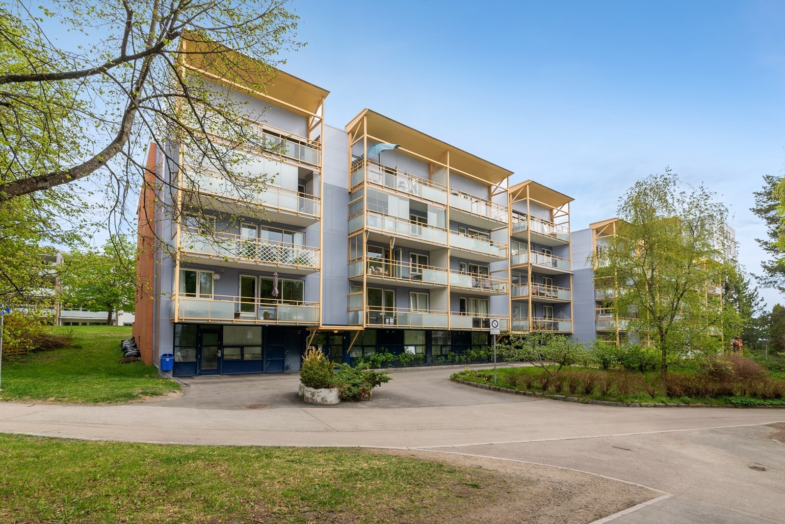 Eiendommen står på en pent opparbeidet tomt som preges av grøntarealer og gangveier. Fra boligen har du gangavstand til det meste du trenger i hverdagen. Galleribilde