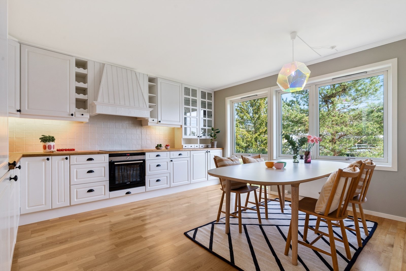 Kjøkkenet blir et trivelig oppholdsrom for kokkelering og sosialisering. Galleribilde