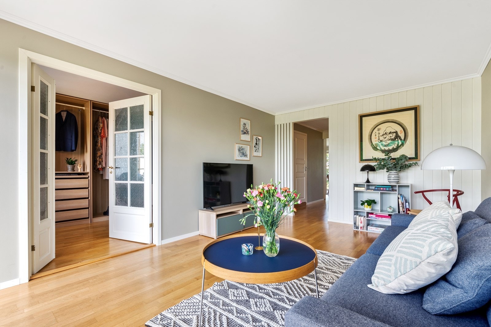 I stuen er det parkett på gulv og et moderne fargevalg på vegger. Dette er gjennomgående for boligens øvrige rom. Galleribilde