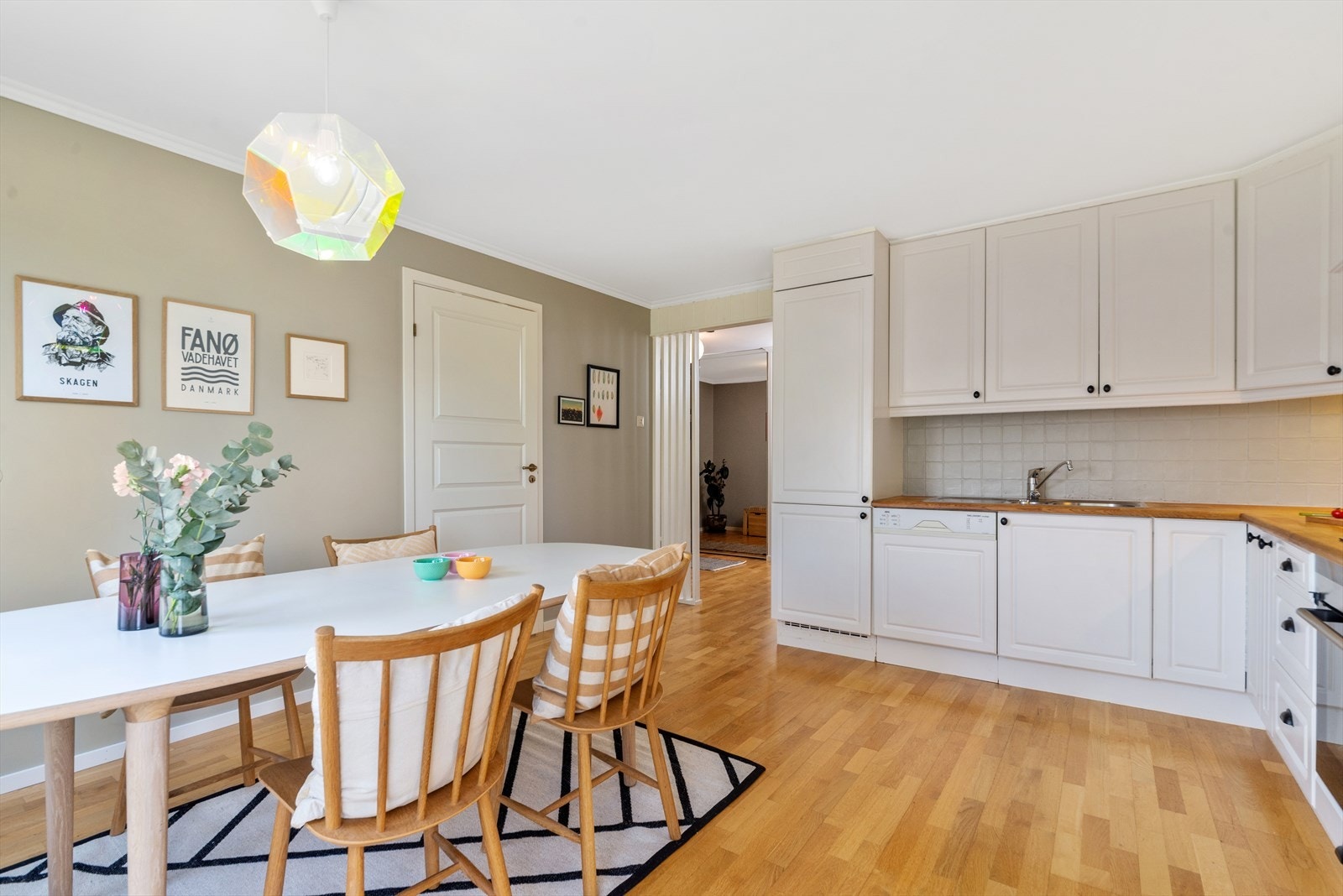 Boligens kjøkkenareal er separat fra stuen. Kjøkkenet byr på rikelig med benk- og oppbevaringsplass. Galleribilde