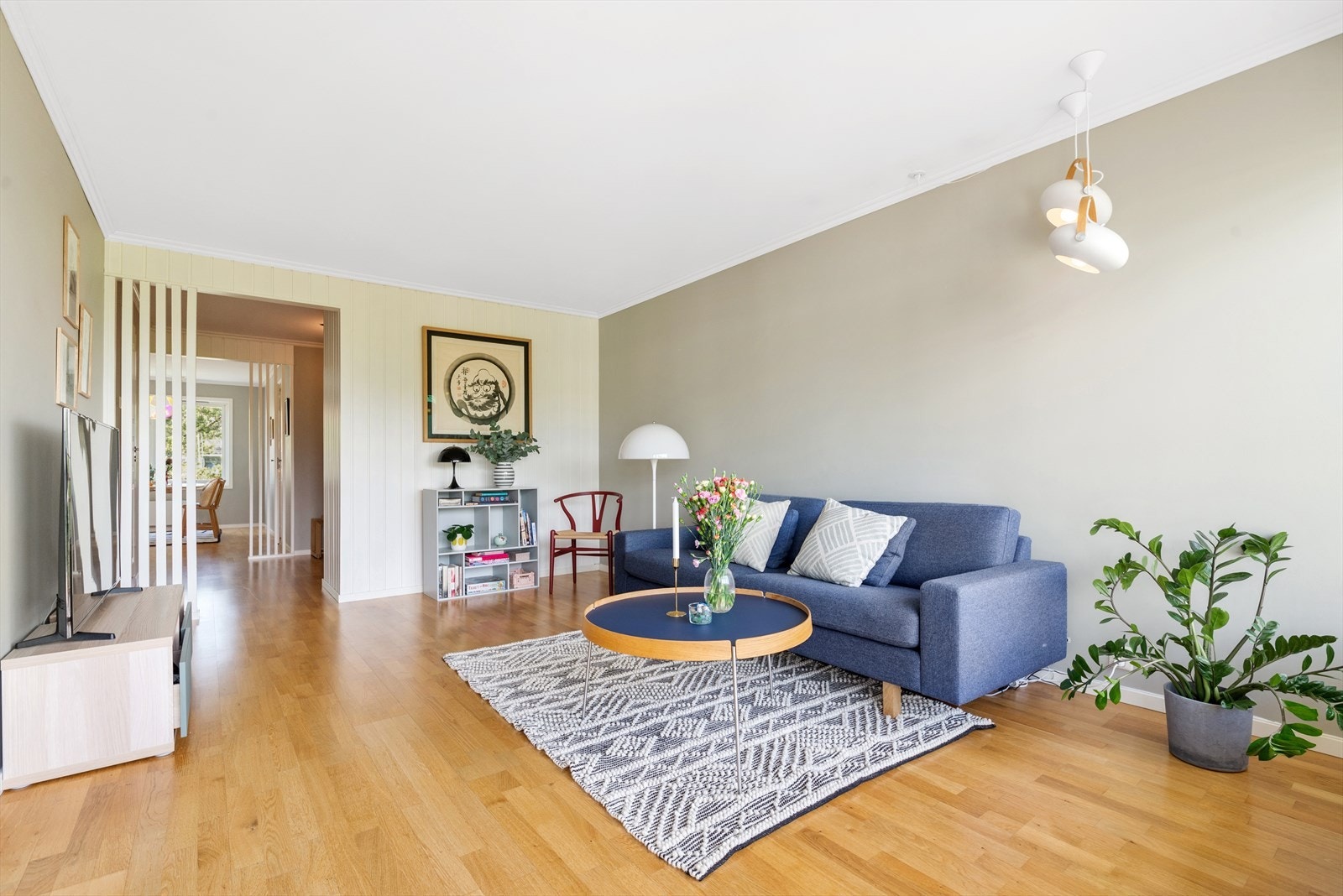 Luftig stue med plass til en trivelig sittegruppe og tilhørende møblement. Galleribilde