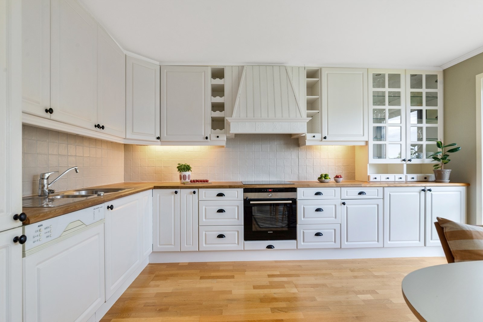 Her er det integrert induksjonstopp, stekeovn med pyrolysefunksjon, kjøle-/fryseskap og oppvaskmaskin. Galleribilde