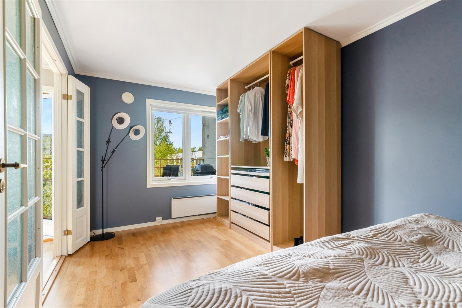 Her er det rikelig med oppbevaringsplass i et garderobeskap. Galleribilde