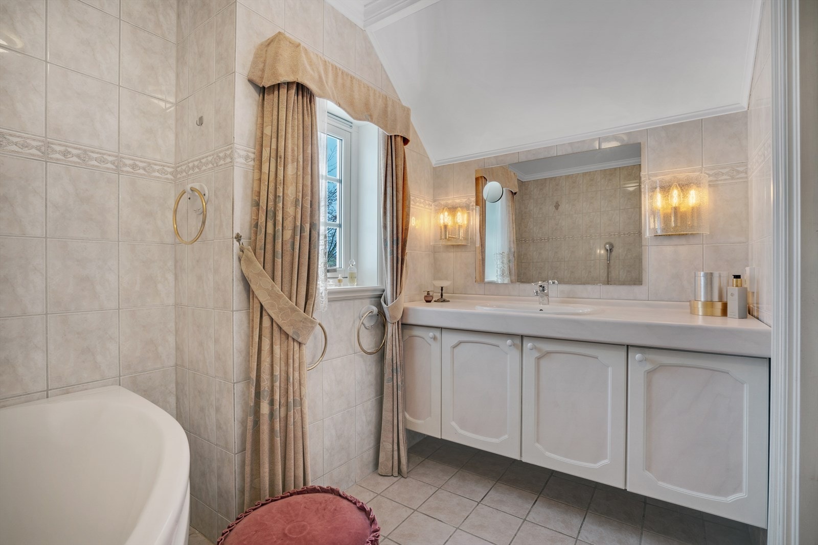 Bad i loftsetasje Galleribilde