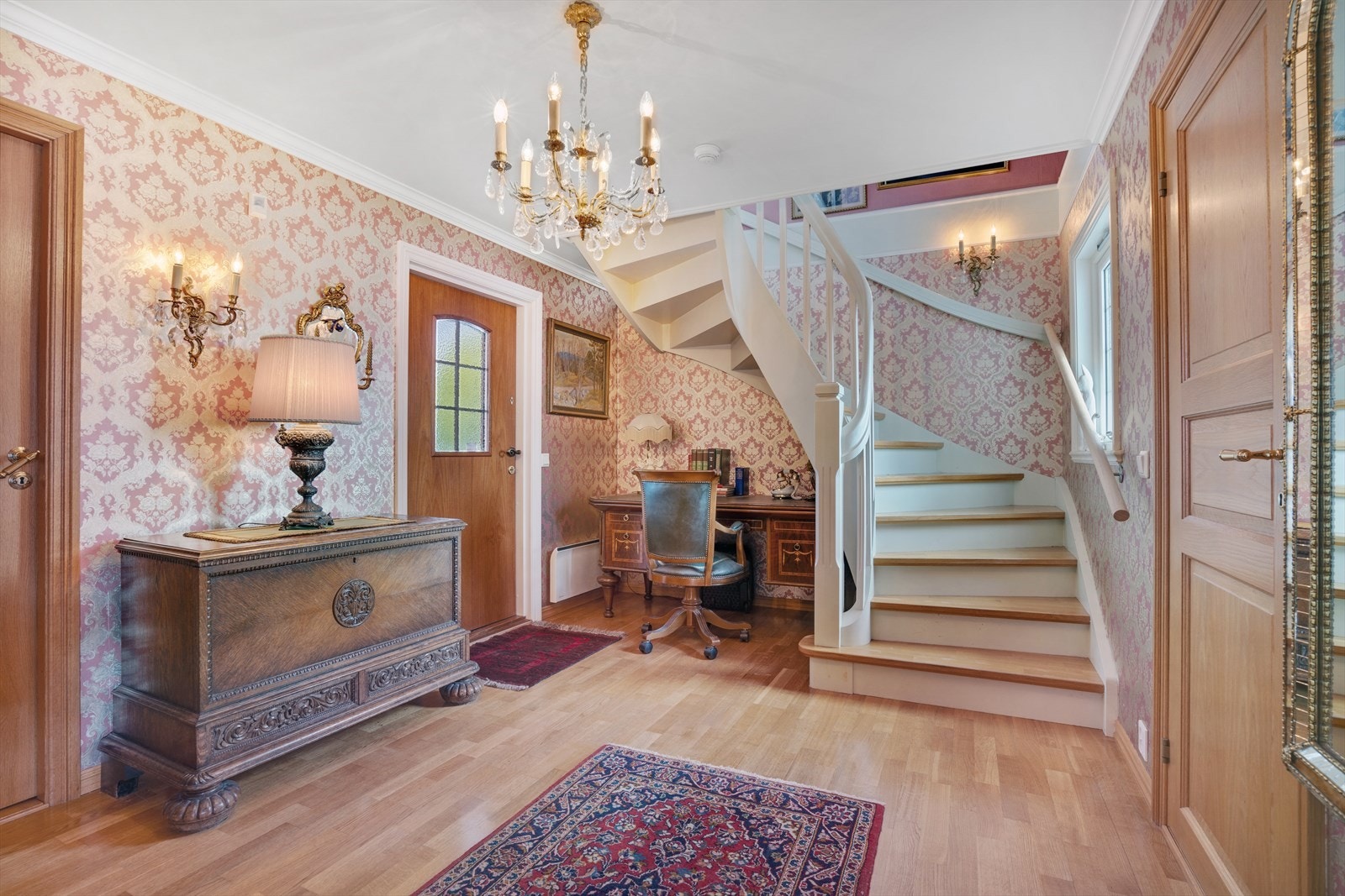 Hall med trapp til loftsetasje Galleribilde