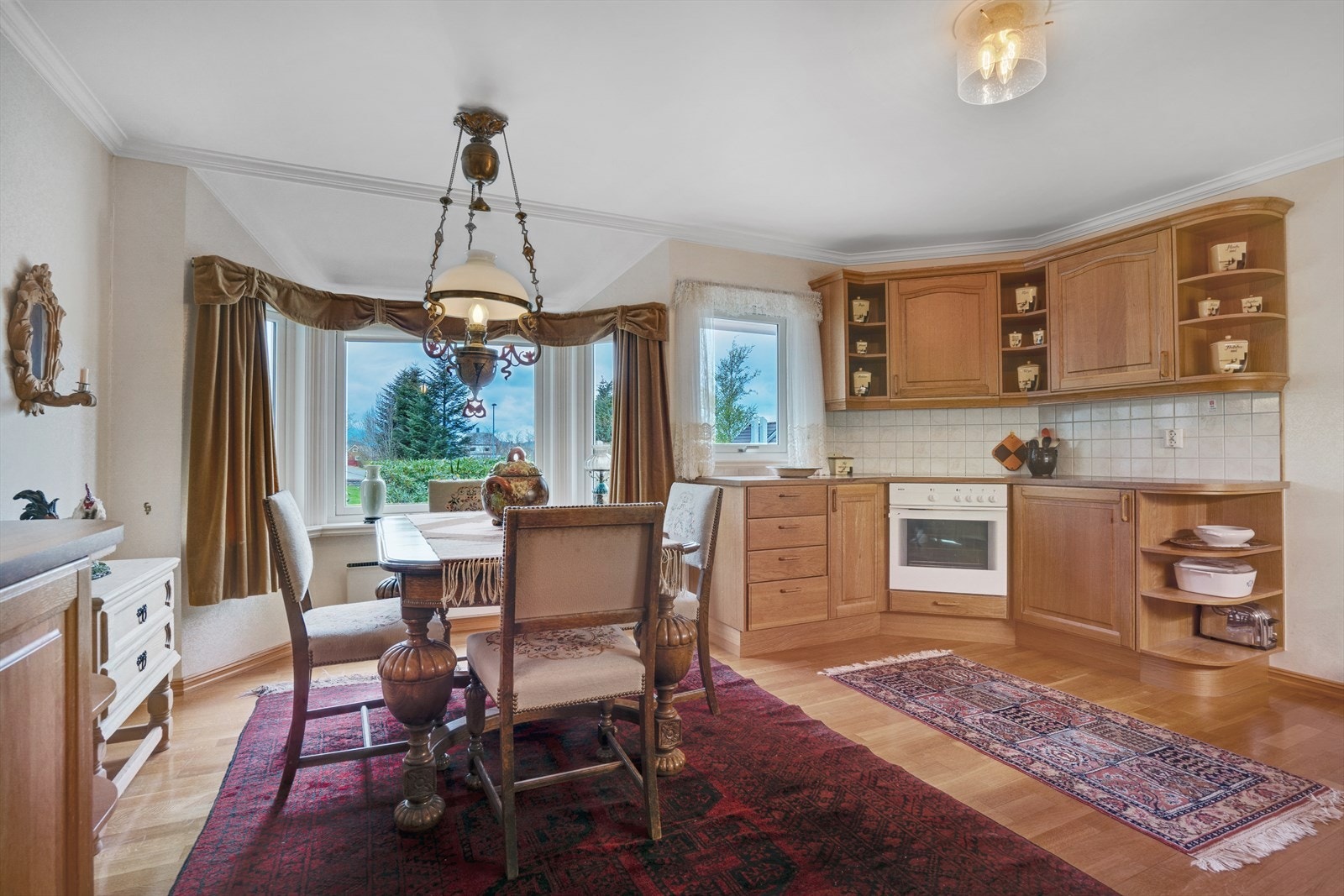 Kjøkken med kjøkkeninnredning i Eik Galleribilde