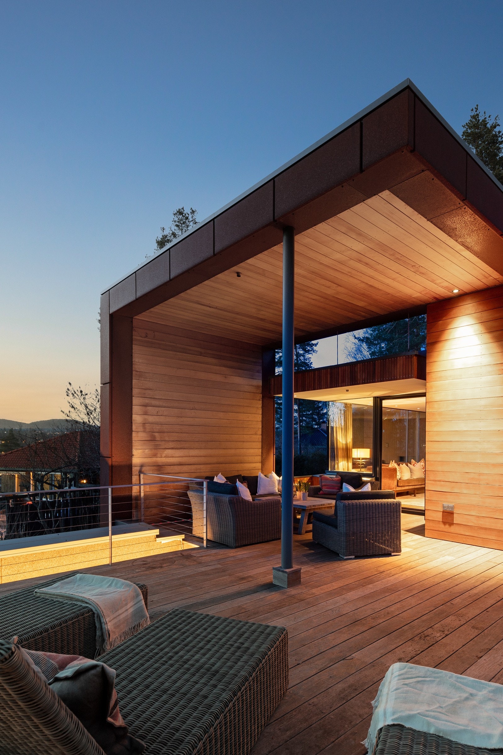 Lun terrasse hvor det varme sedertreet kommer til sin rett. Galleribilde