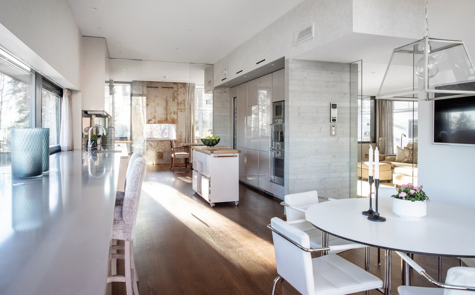 SieMatic kjøkken med spiseplass. Galleribilde