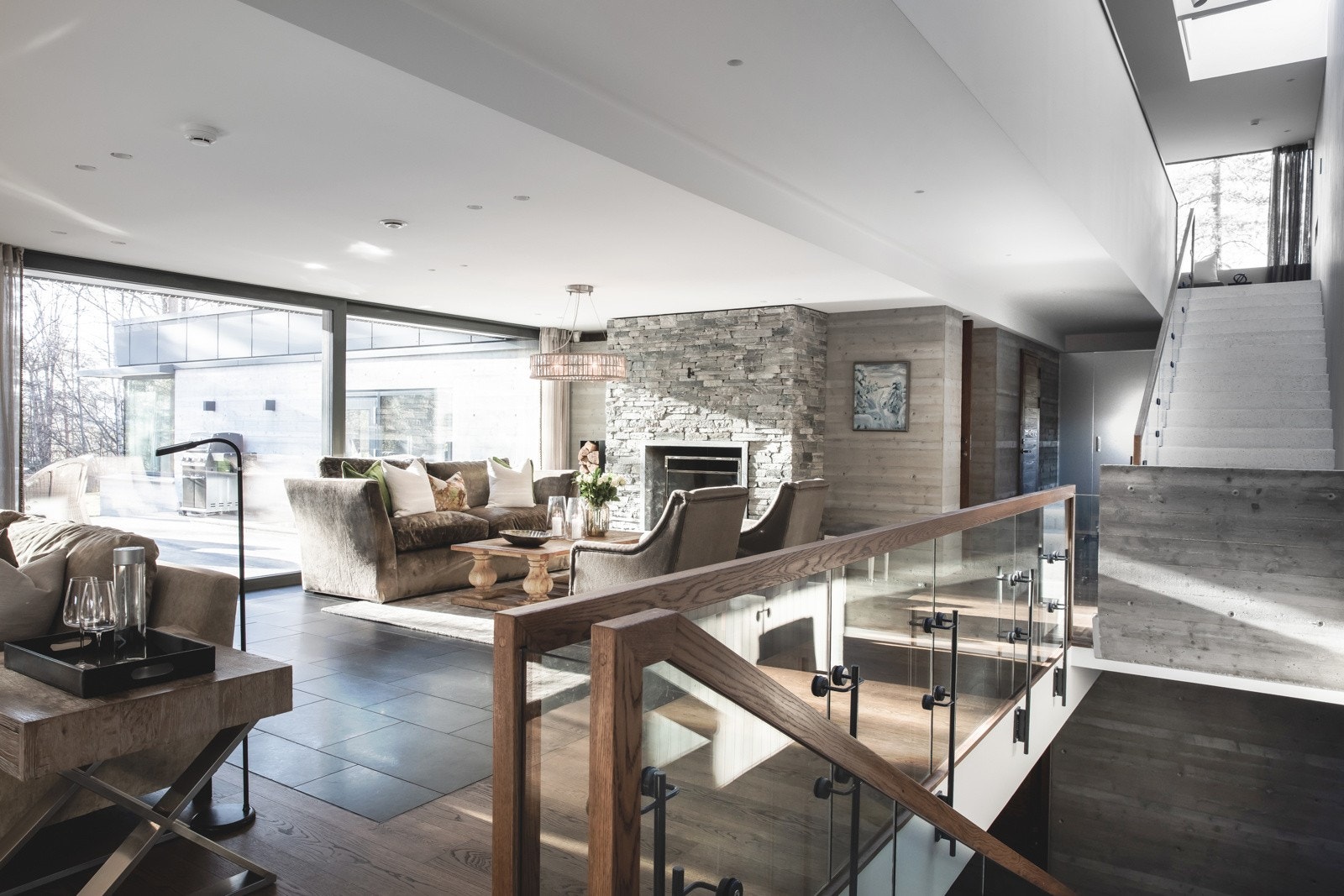 Stue med åpen peis og utgang til terrasse. Galleribilde