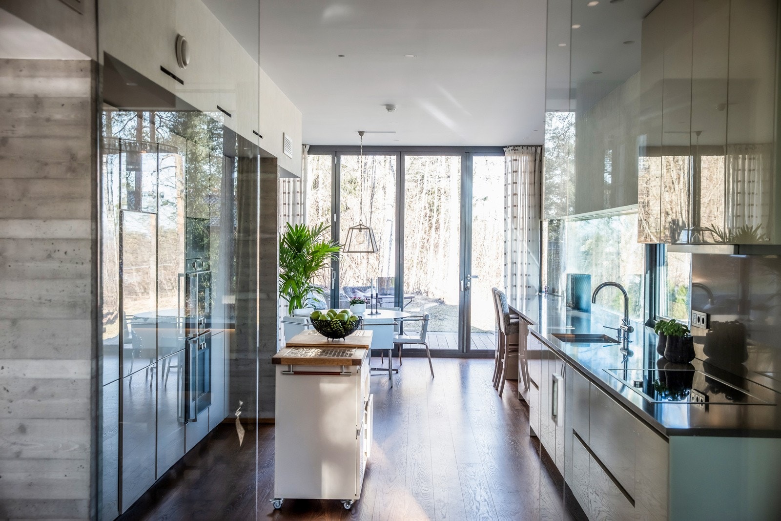 Lyst og trivelig kjøkken med morgensol. Galleribilde