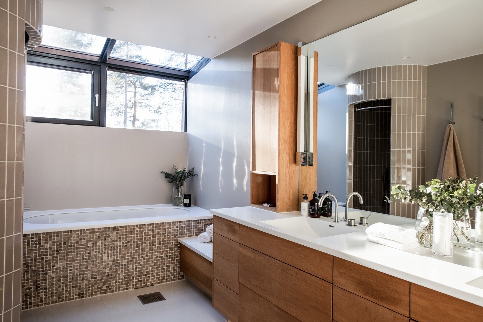 Innenfor Walk-in garderobe er det et privat baderom. Galleribilde