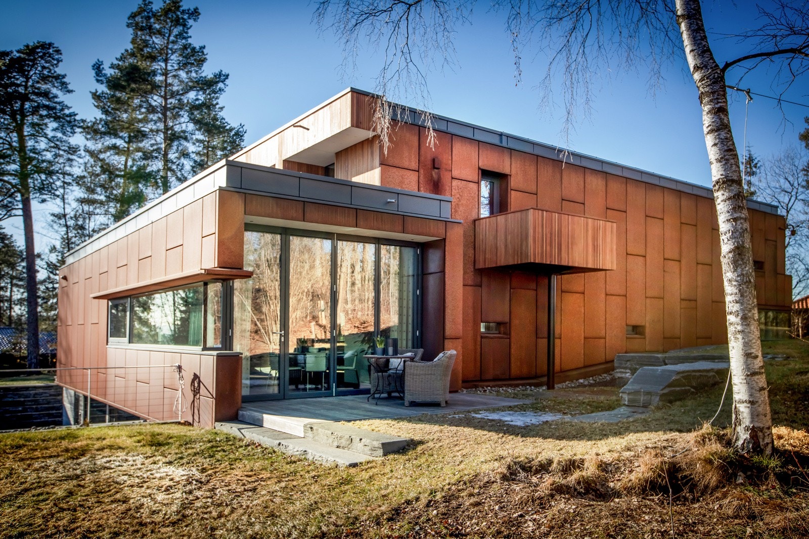 Frokostplass ute med sol fra morgen og frem til lunsj. Galleribilde