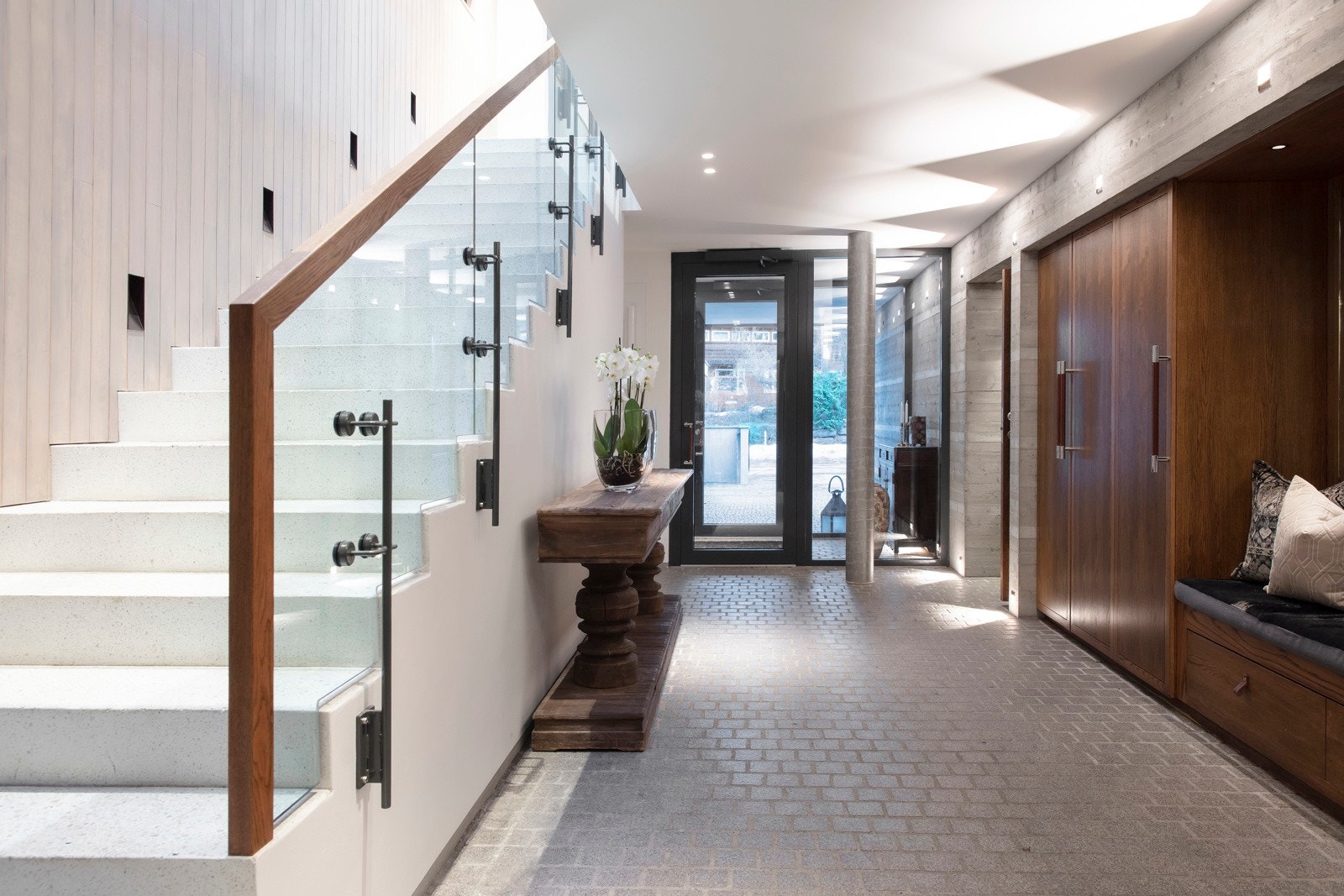 Inngangsparti med brosten på gårdsplass og helt inn i gangen. Galleribilde