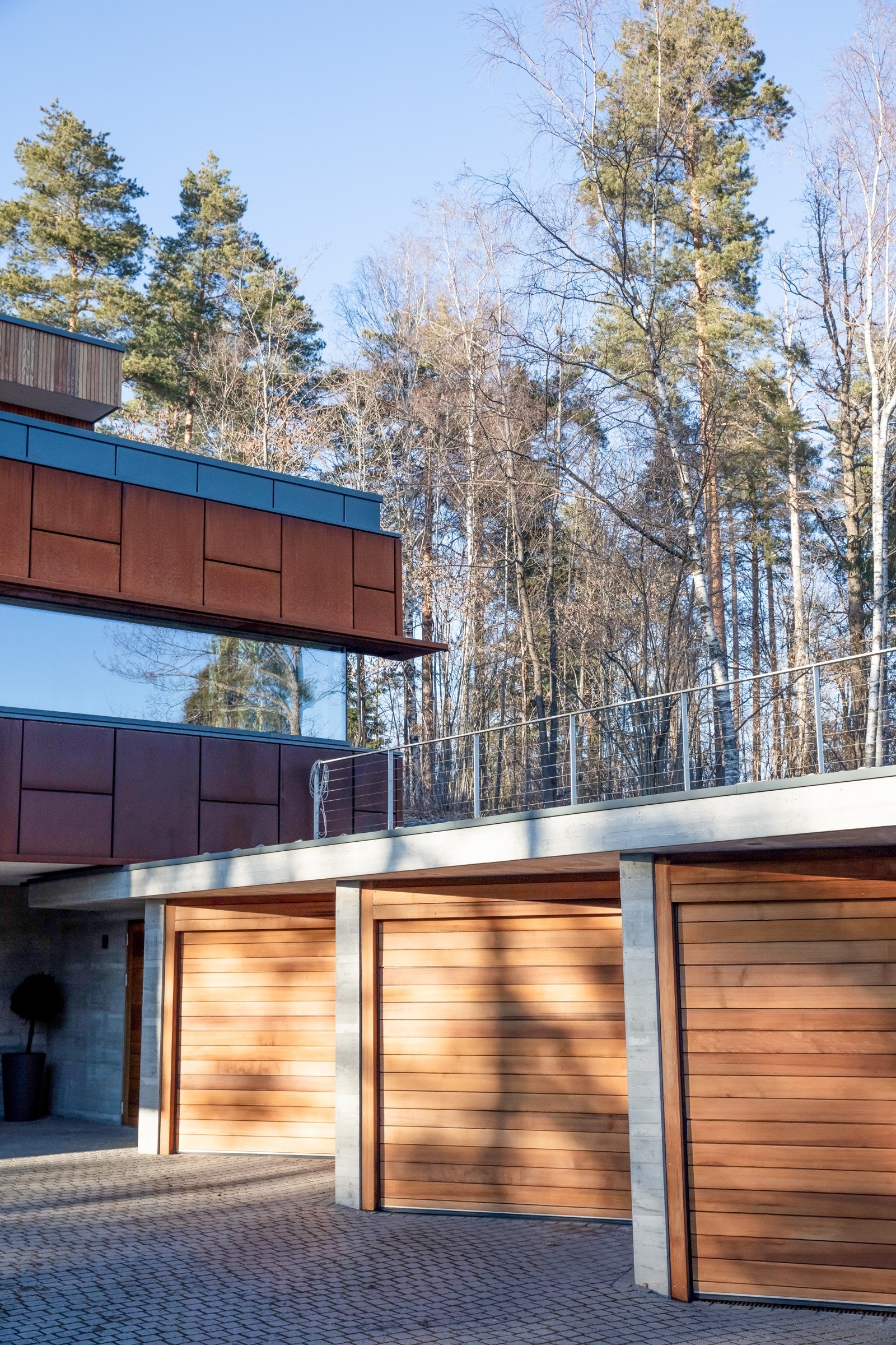 3 garasjer - innenfor garasjene er det en stor sportsbod for lagring av utstyr etc. Galleribilde