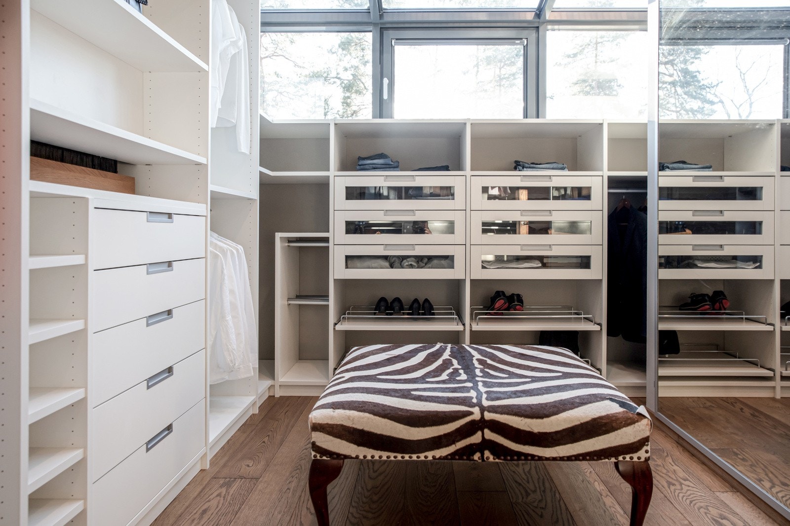 Til hovedsoverommet er det tilstøtende walk-in garderobe. Galleribilde