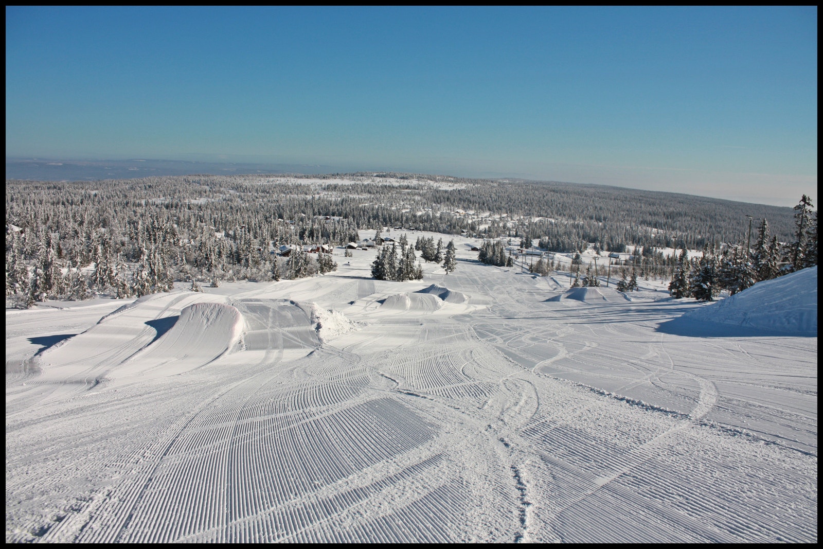 Skianlegget på Budor er spesielt tilpasset for slalåm, snowboard, kjelkeaking og for familier. Galleribilde