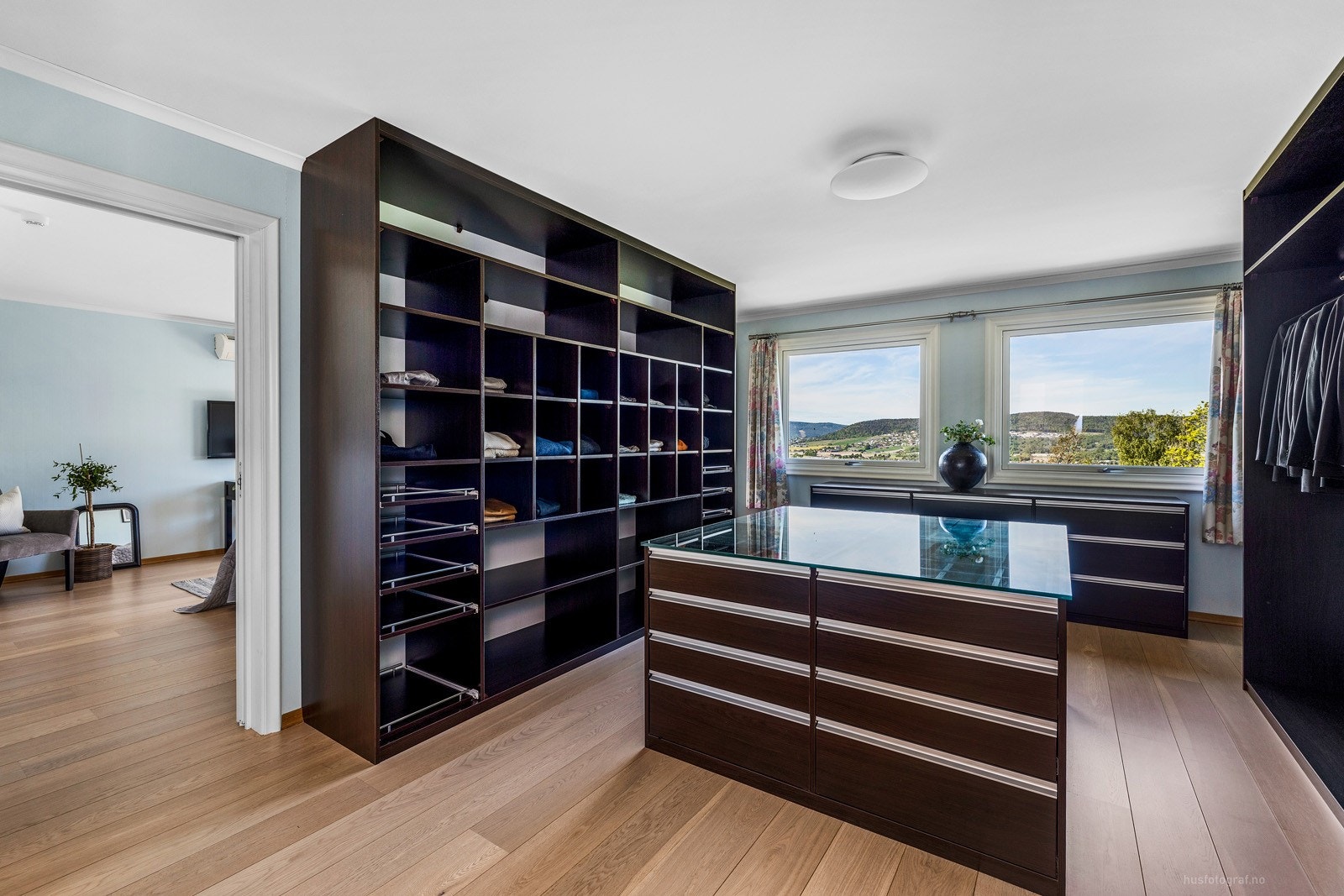 Garderobe i tilknytting til hovedsoverommet Galleribilde