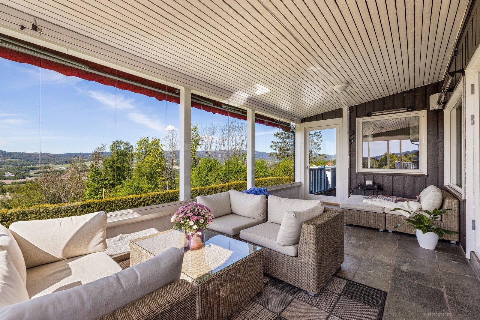 Innglasset utestue som kan åpnes Galleribilde