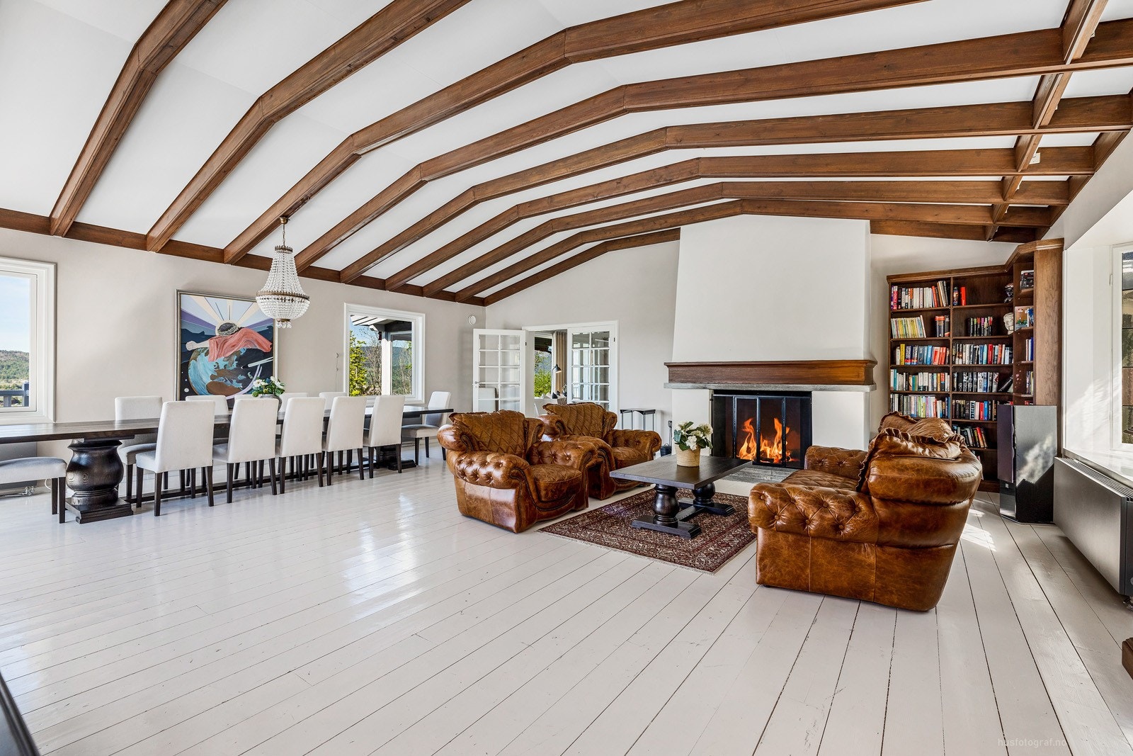 Stor stue med meget god takhøyde Galleribilde