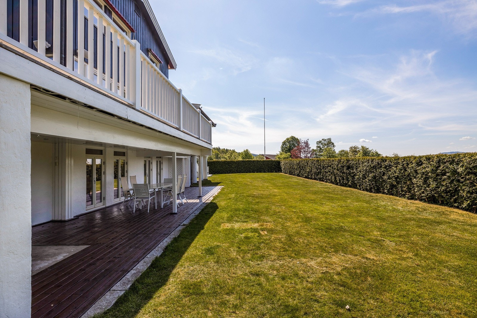 Stort plenareal som er ypperlig for lek og morro! Galleribilde